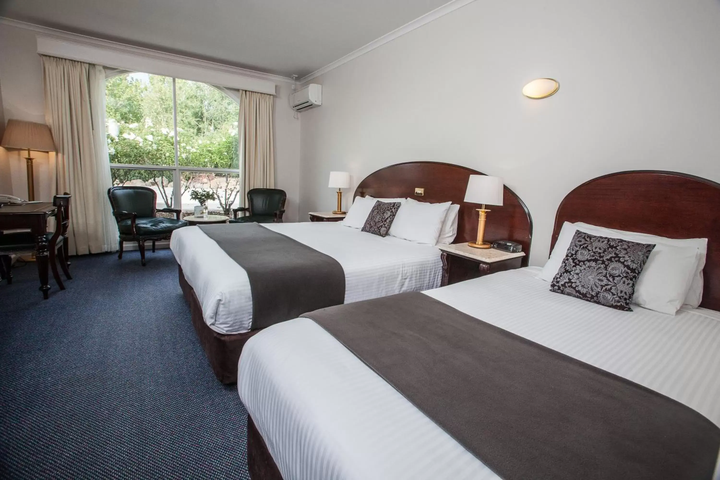 Bed in Mercure Ballarat Hotel & Convention Centre