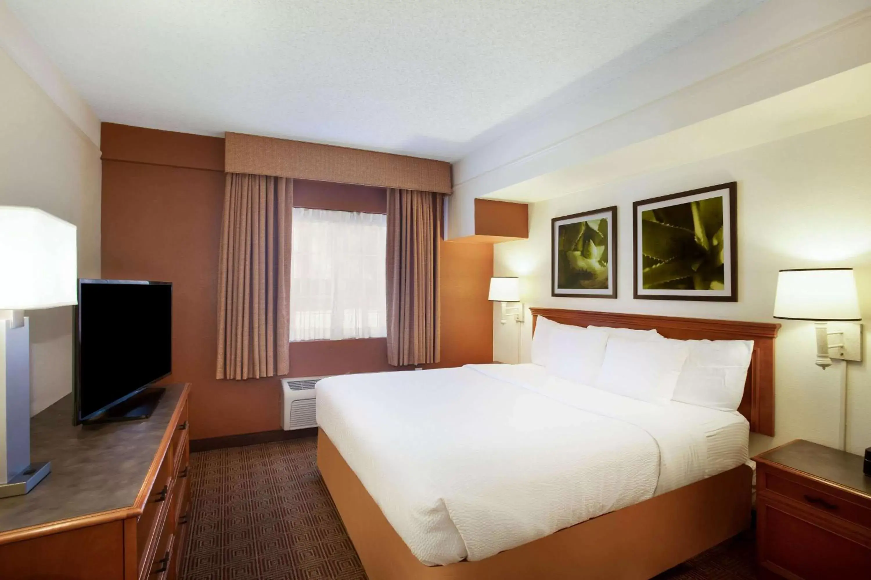 Photo of the whole room, Bed in La Quinta Inn by Wyndham Austin Capitol / Downtown