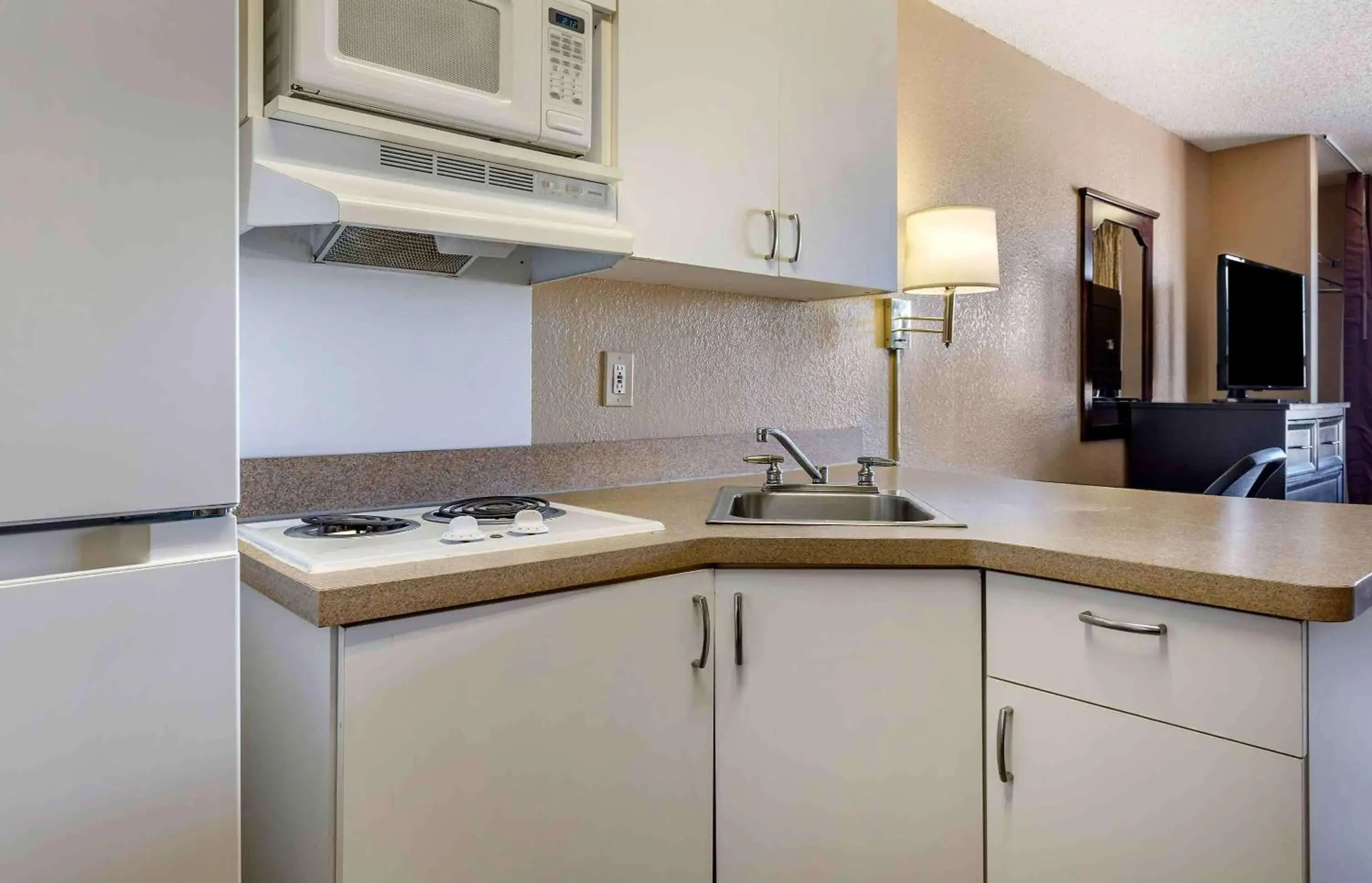 Bedroom, Kitchen/Kitchenette in Extended Stay America Suites - Houston - Westchase - Richmond