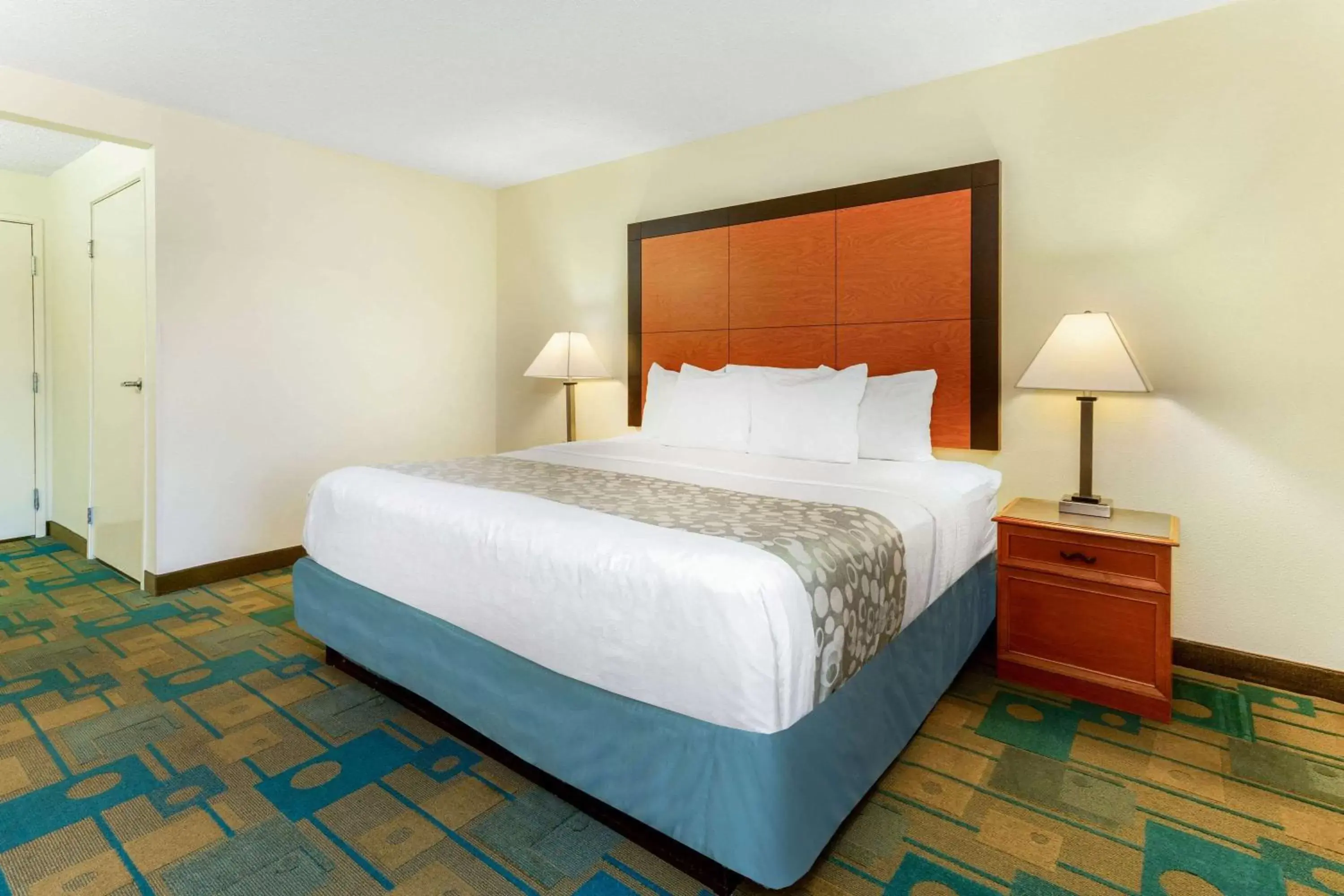 Photo of the whole room, Bed in La Quinta Inn by Wyndham Chicago Willowbrook