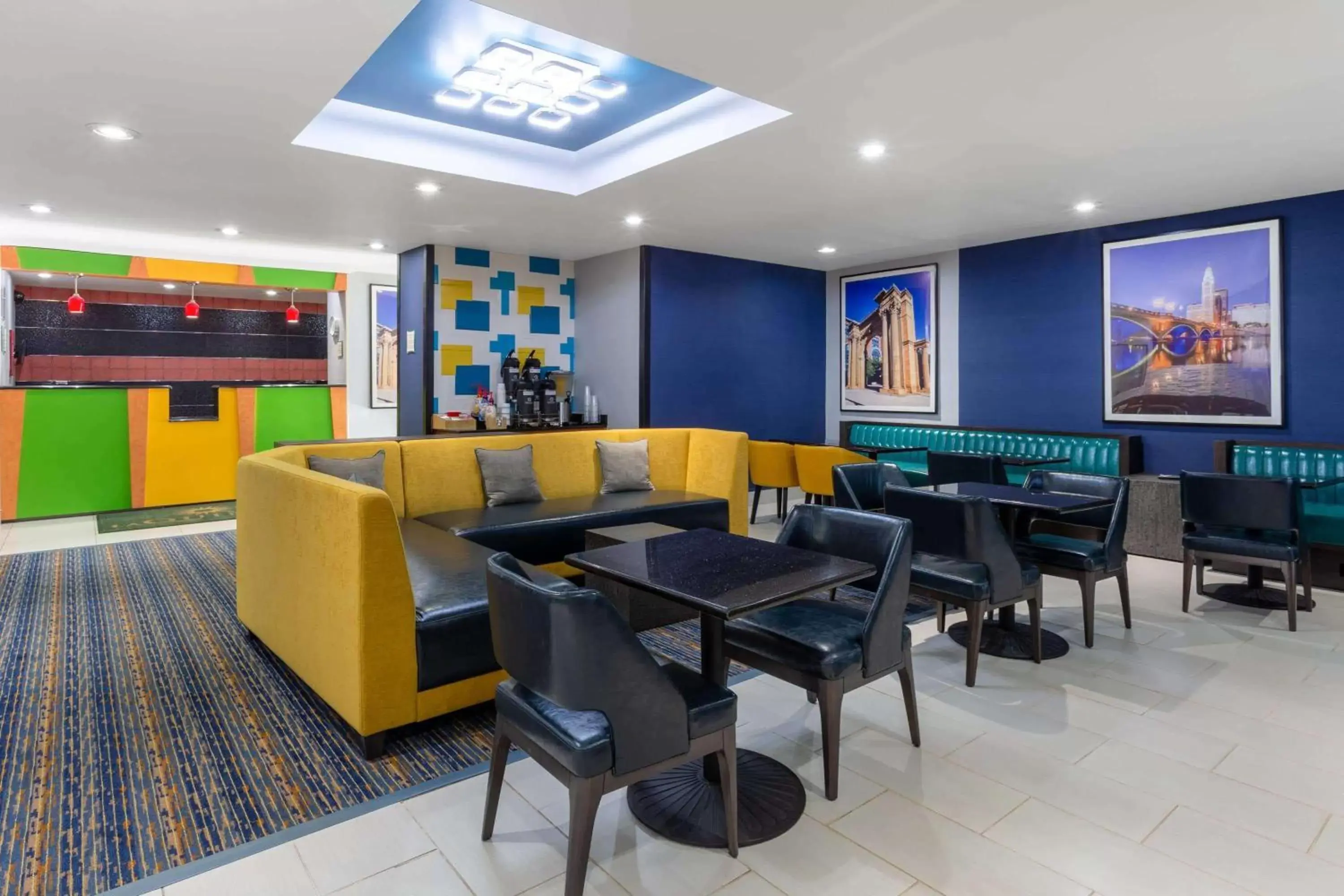 Seating area, Lounge/Bar in La Quinta by Wyndham Columbus West - Hilliard