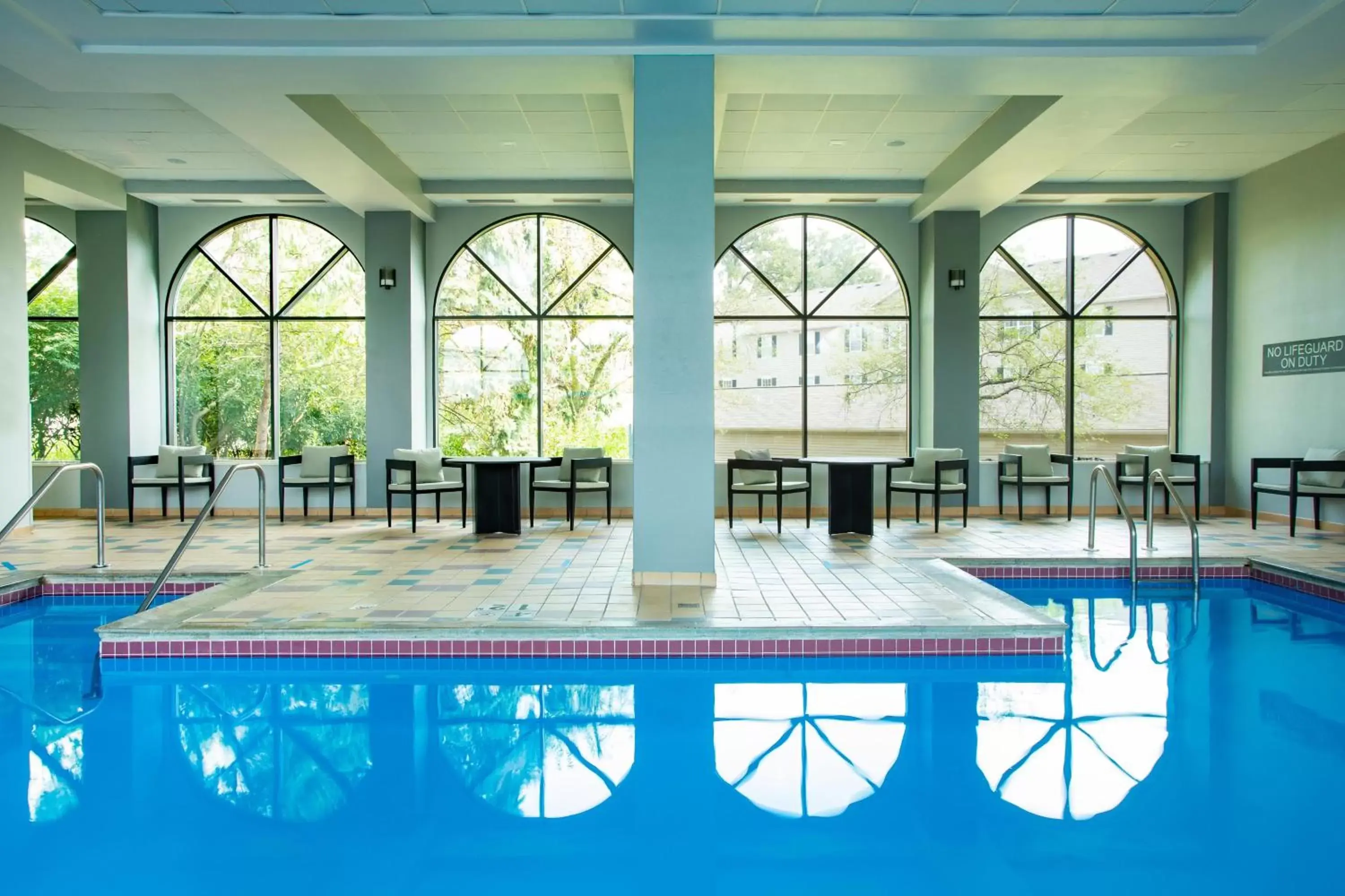Swimming Pool in Sheraton Suites Columbus Worthington