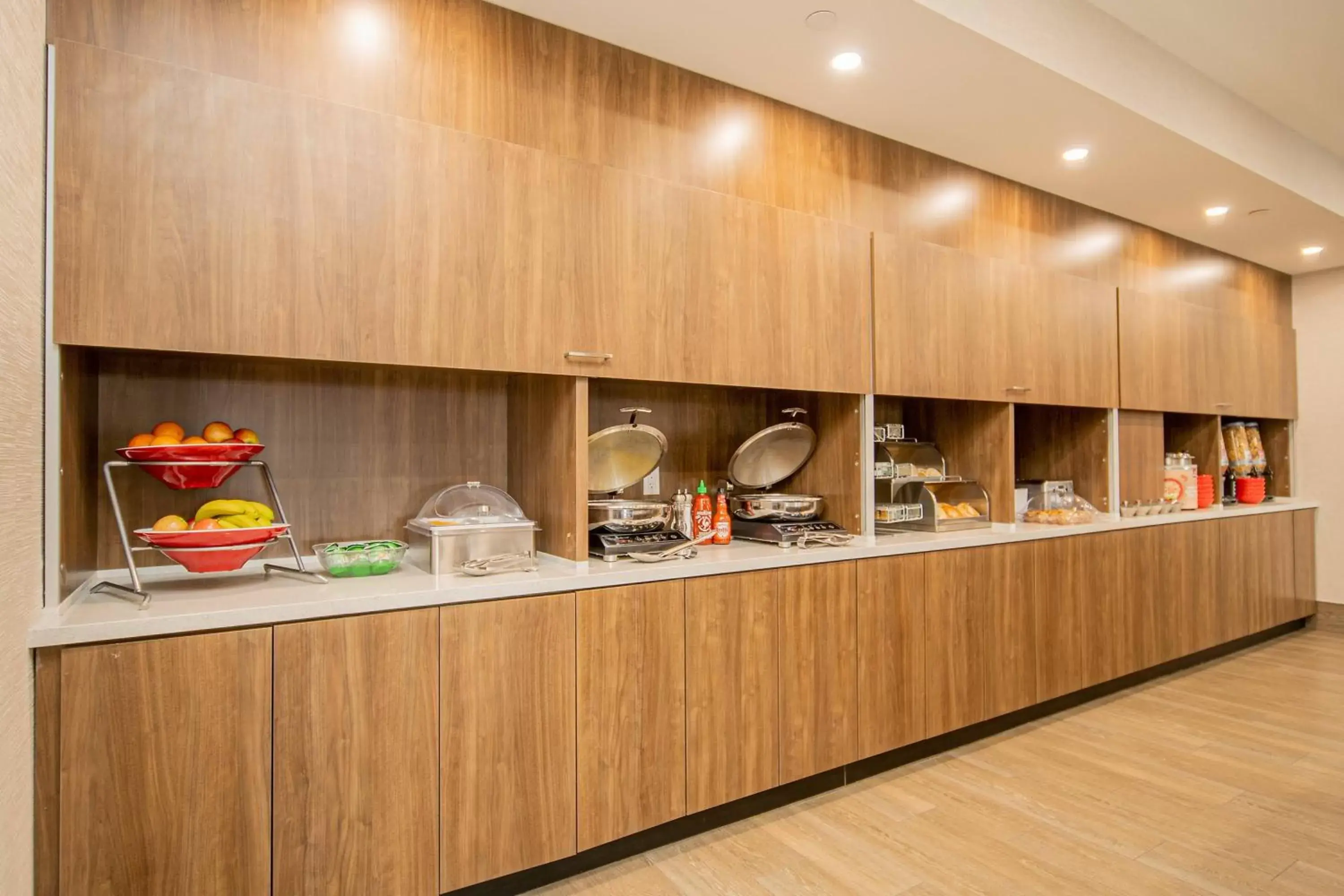 Breakfast, Kitchen/Kitchenette in TownePlace Suites by Marriott Brantford and Conference Centre