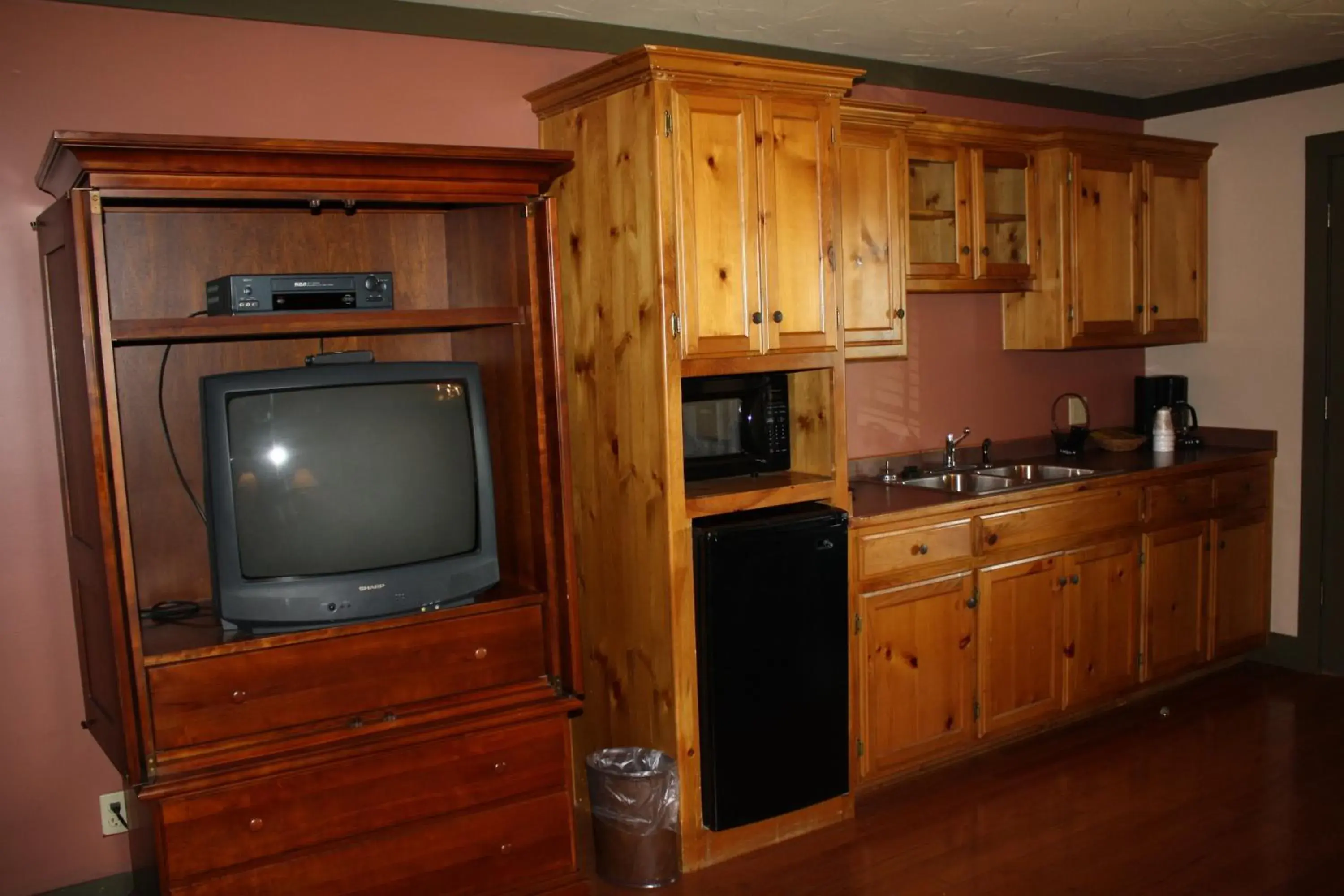 TV and multimedia, TV/Entertainment Center in Outback Roadhouse Motel & Suites Branson