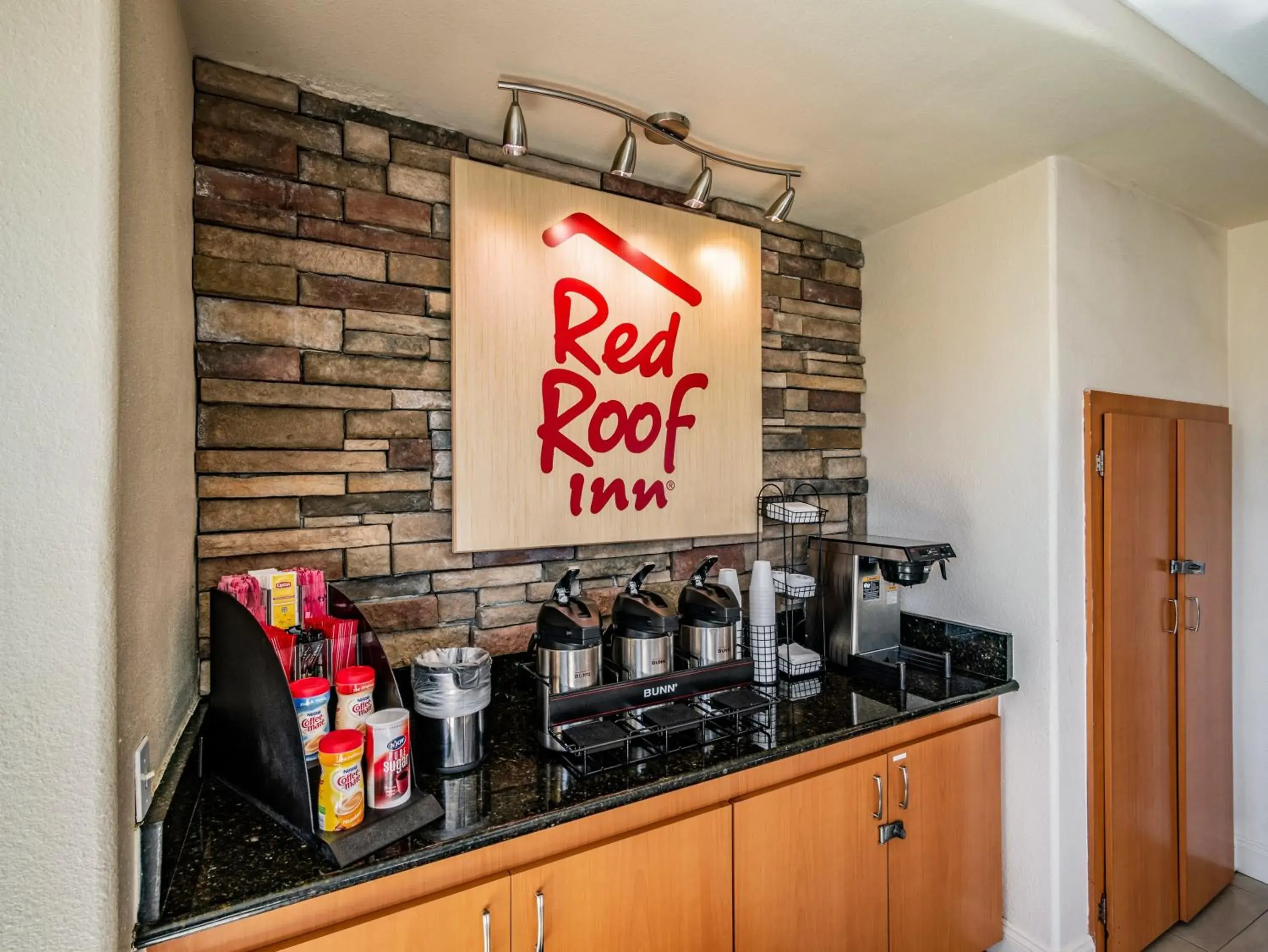 Lobby or reception, Kitchen/Kitchenette in Red Roof Inn Orlando South - Florida Mall