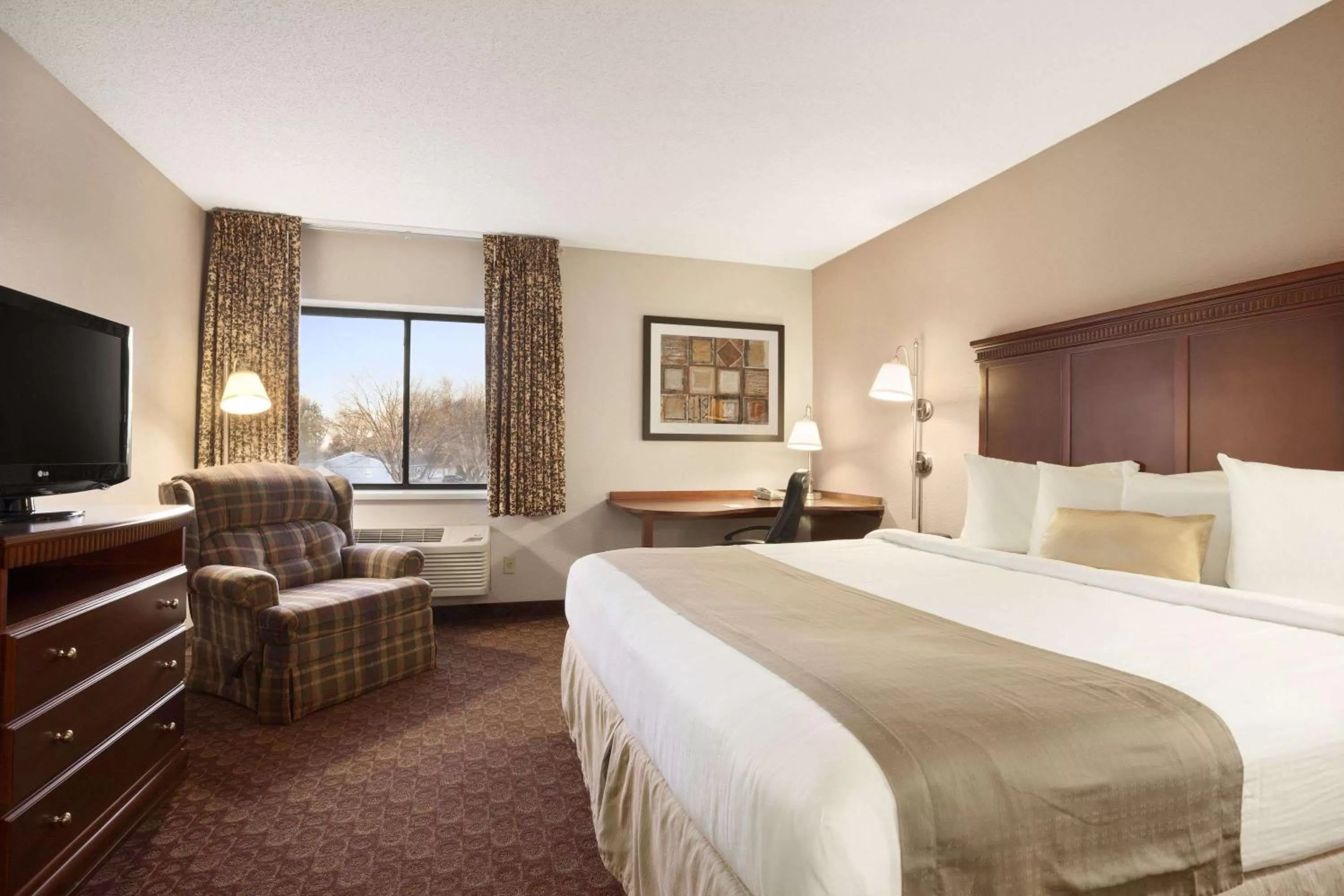 Photo of the whole room, Bed in Baymont by Wyndham Sioux Falls
