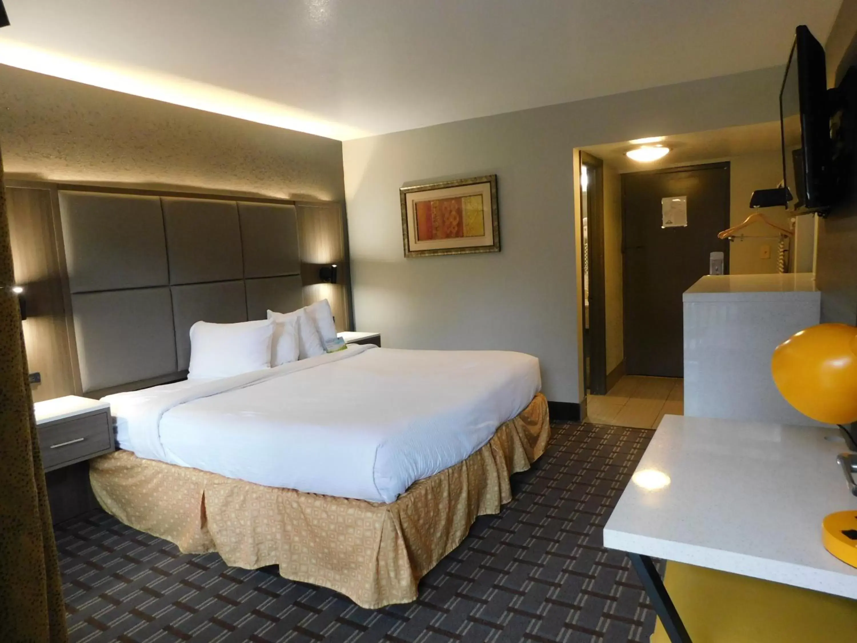 Deluxe Room, 1 King Bed, Non Smoking, Balcony in Days Inn & Suites by Wyndham Downtown Gatlinburg Parkway Deluxe Room, 1 King Bed, Non Smoking, Balcony in Days Inn & Suites by Wyndham Downtown Gatlinburg Parkway