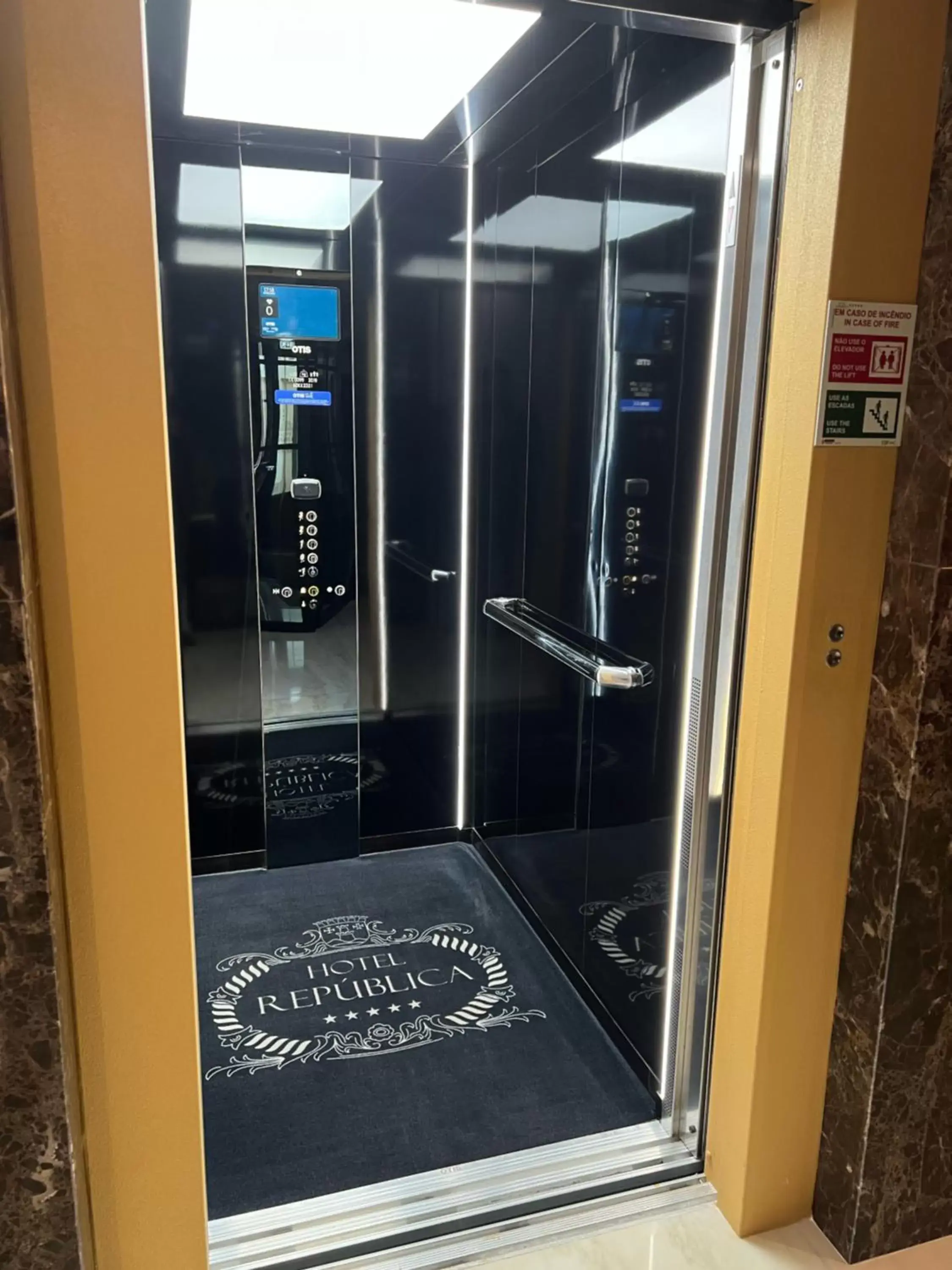 elevator, Bathroom in Hotel República