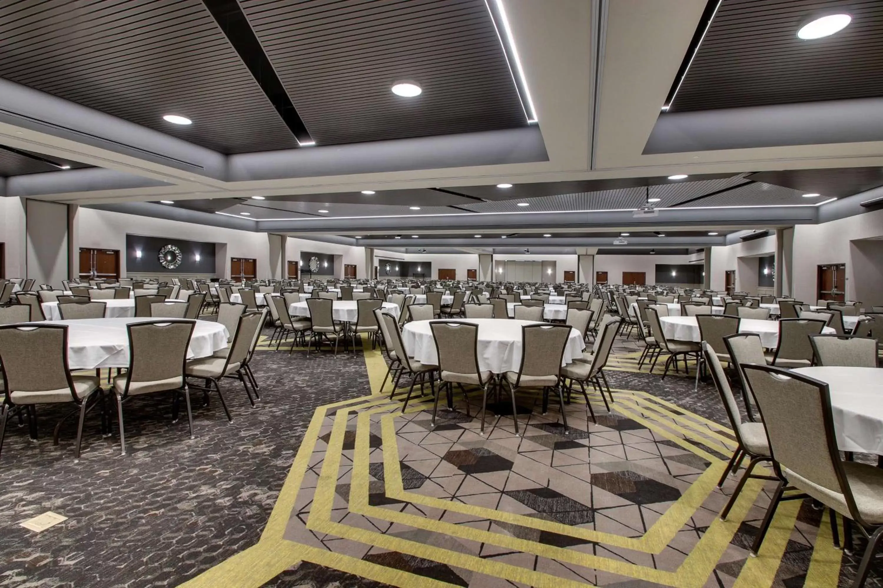 On site, Restaurant/Places to Eat in Drury Plaza Hotel Cape Girardeau Conference Center