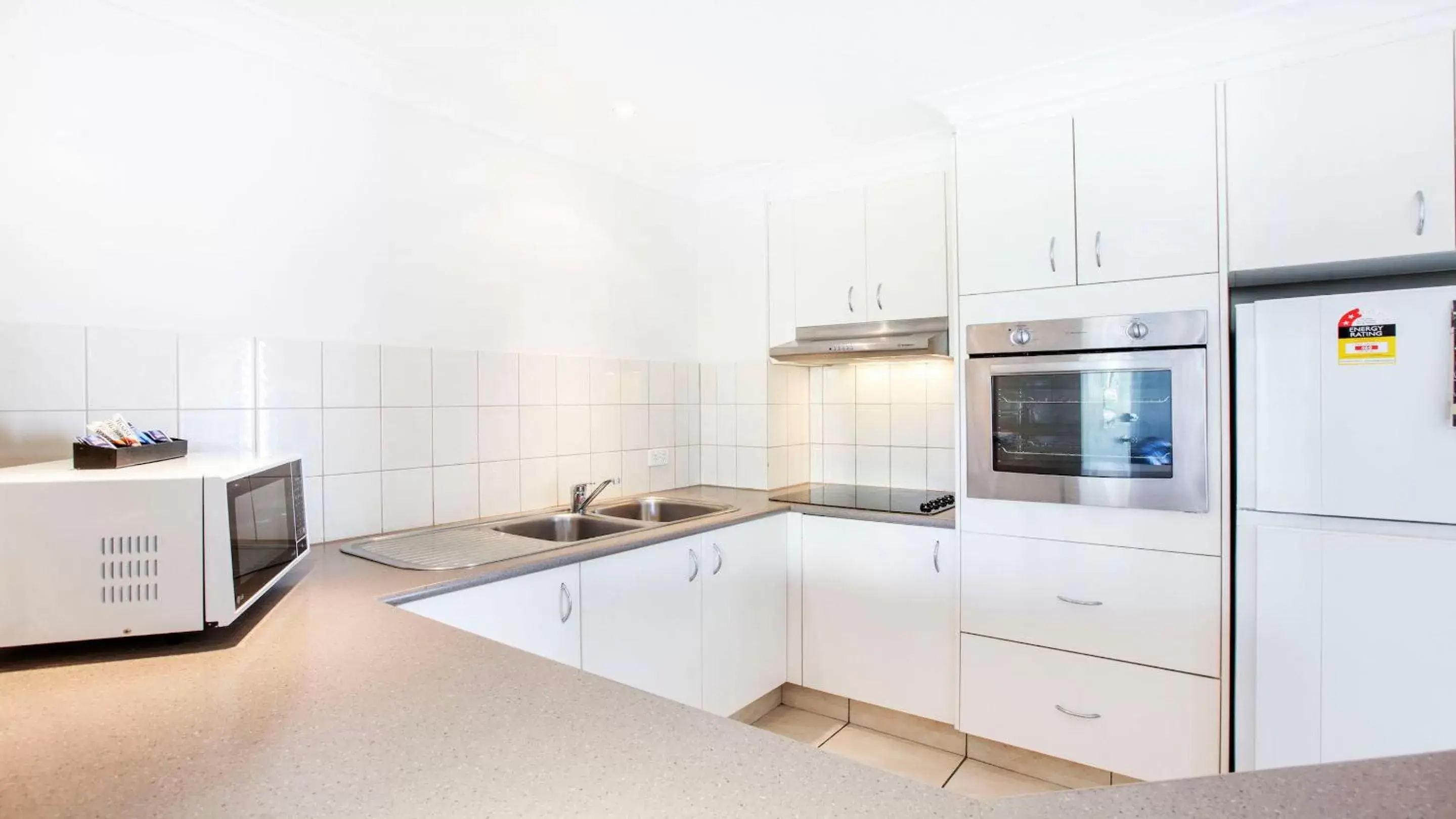 Kitchen/Kitchenette in Mari Court Resort