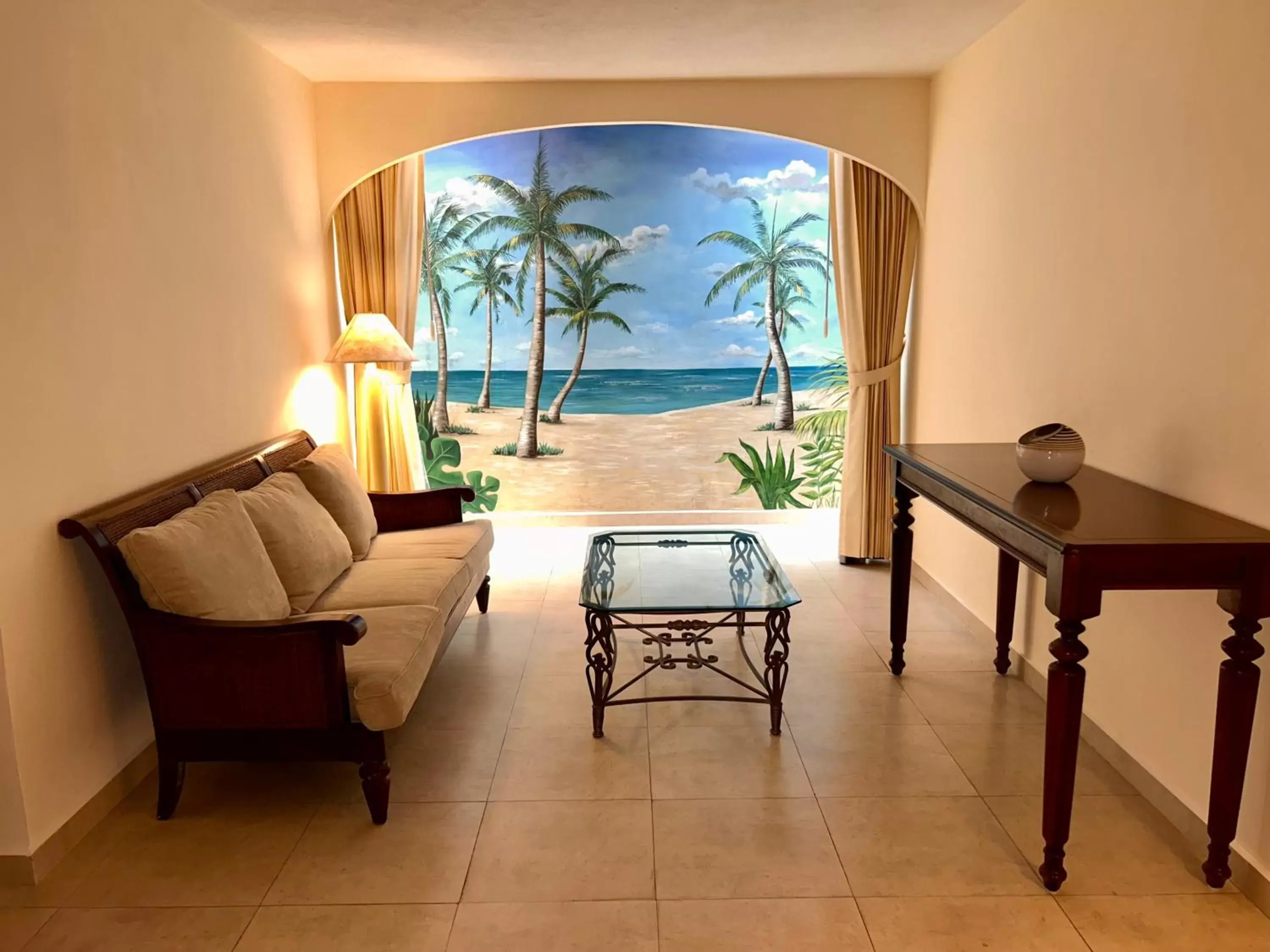 Living room, Seating Area in Holiday Inn Merida, an IHG Hotel