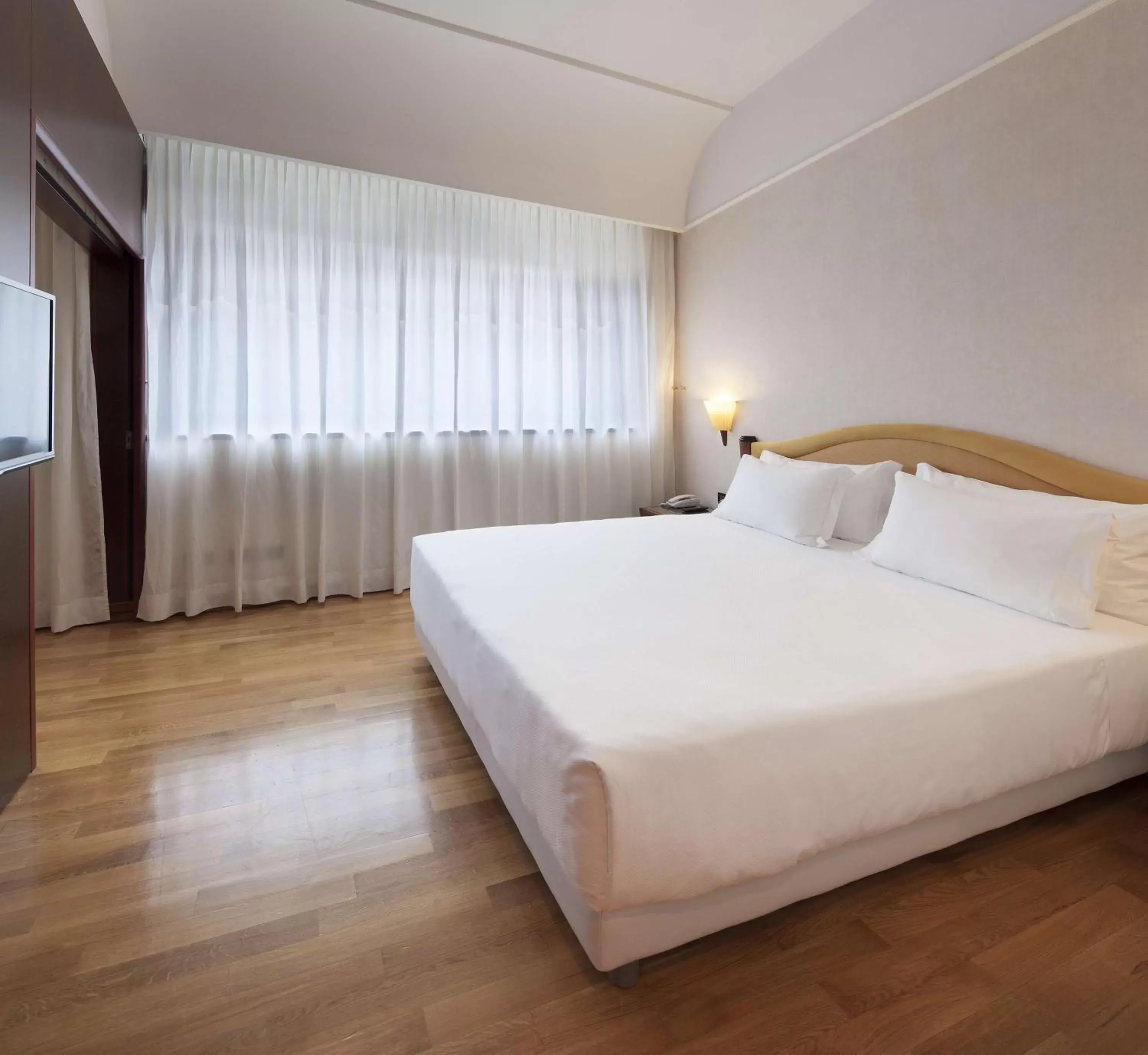 Photo of the whole room, Bed in NH Milano Machiavelli
