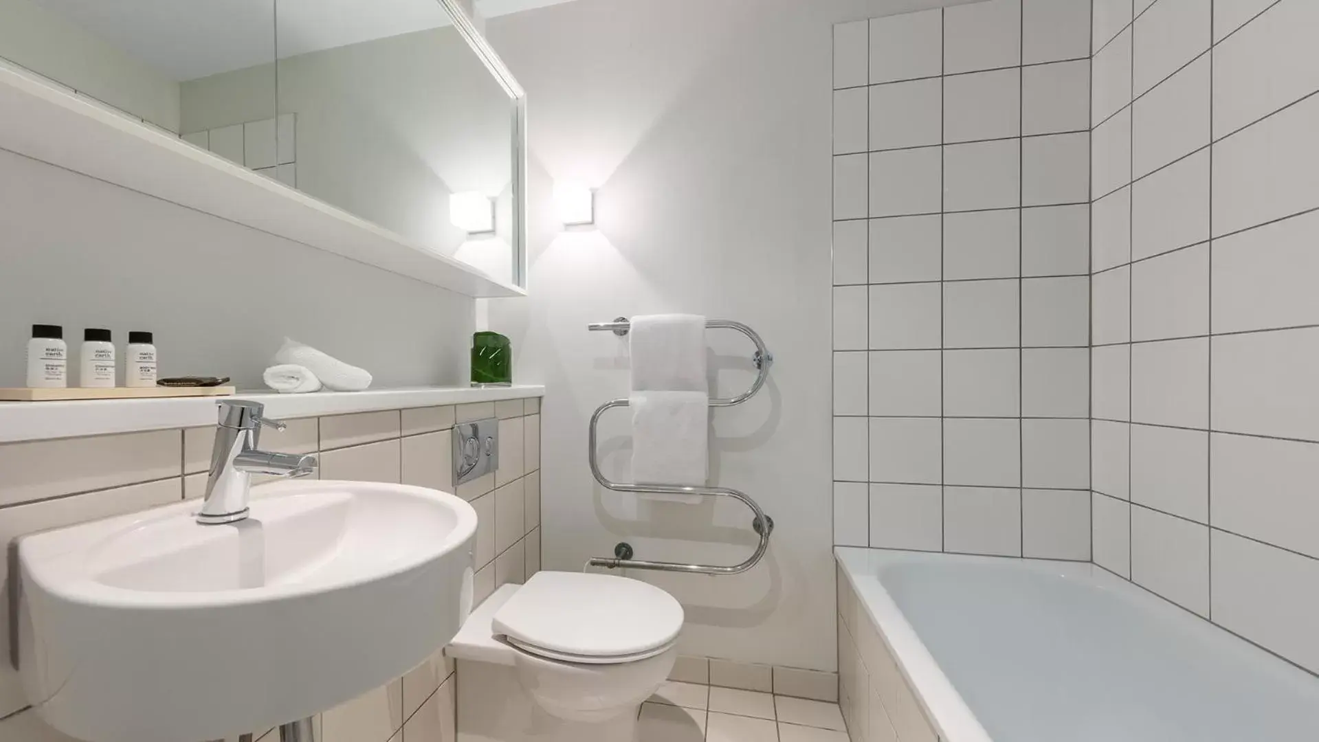 Toilet, Bathroom in Auckland Harbour Suites