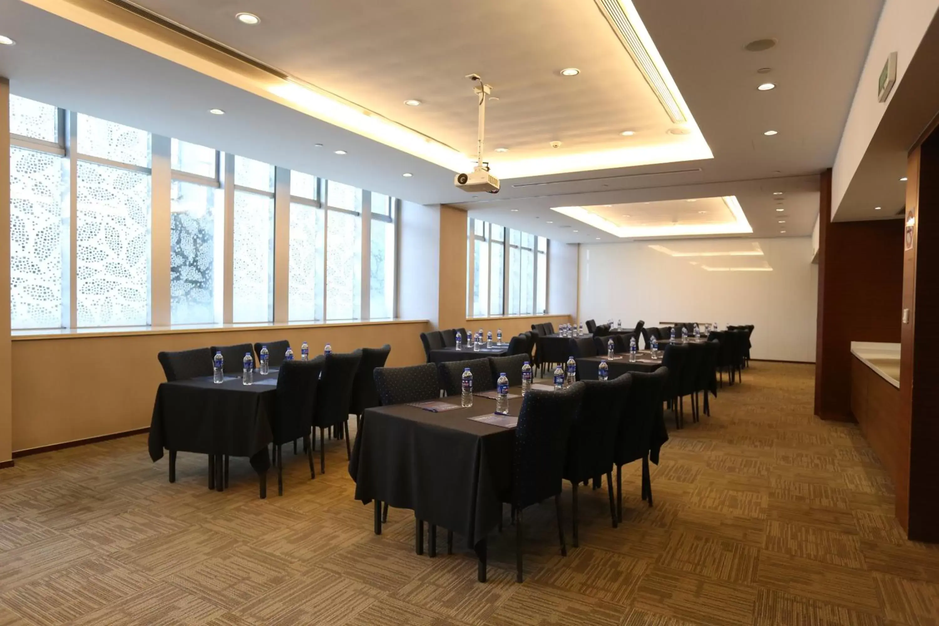 Meeting/conference room, Restaurant/Places to Eat in Holiday Inn Express Shanghai Jinsha, an IHG Hotel