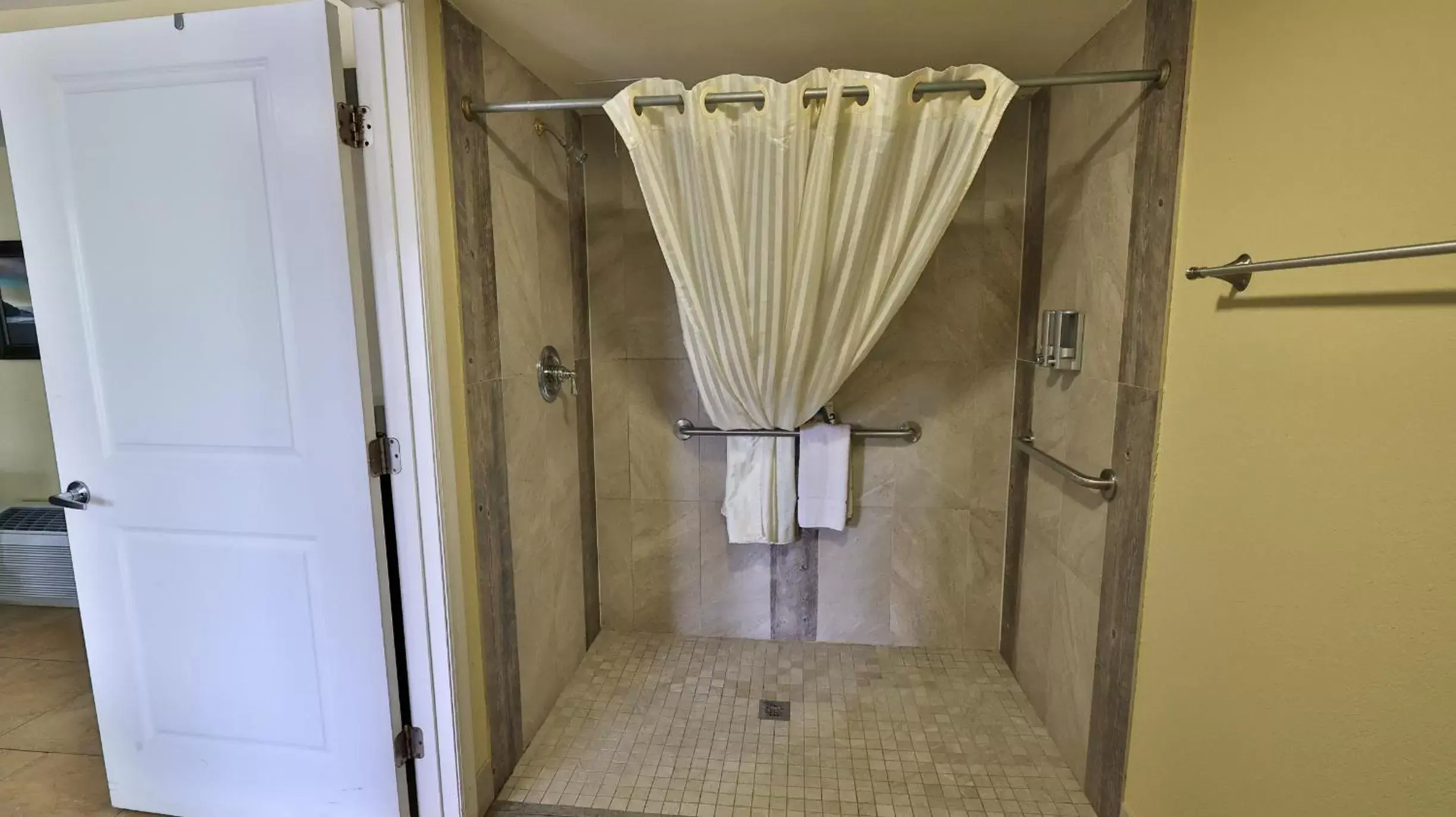 Shower, Bathroom in Driftwood Beach Motel