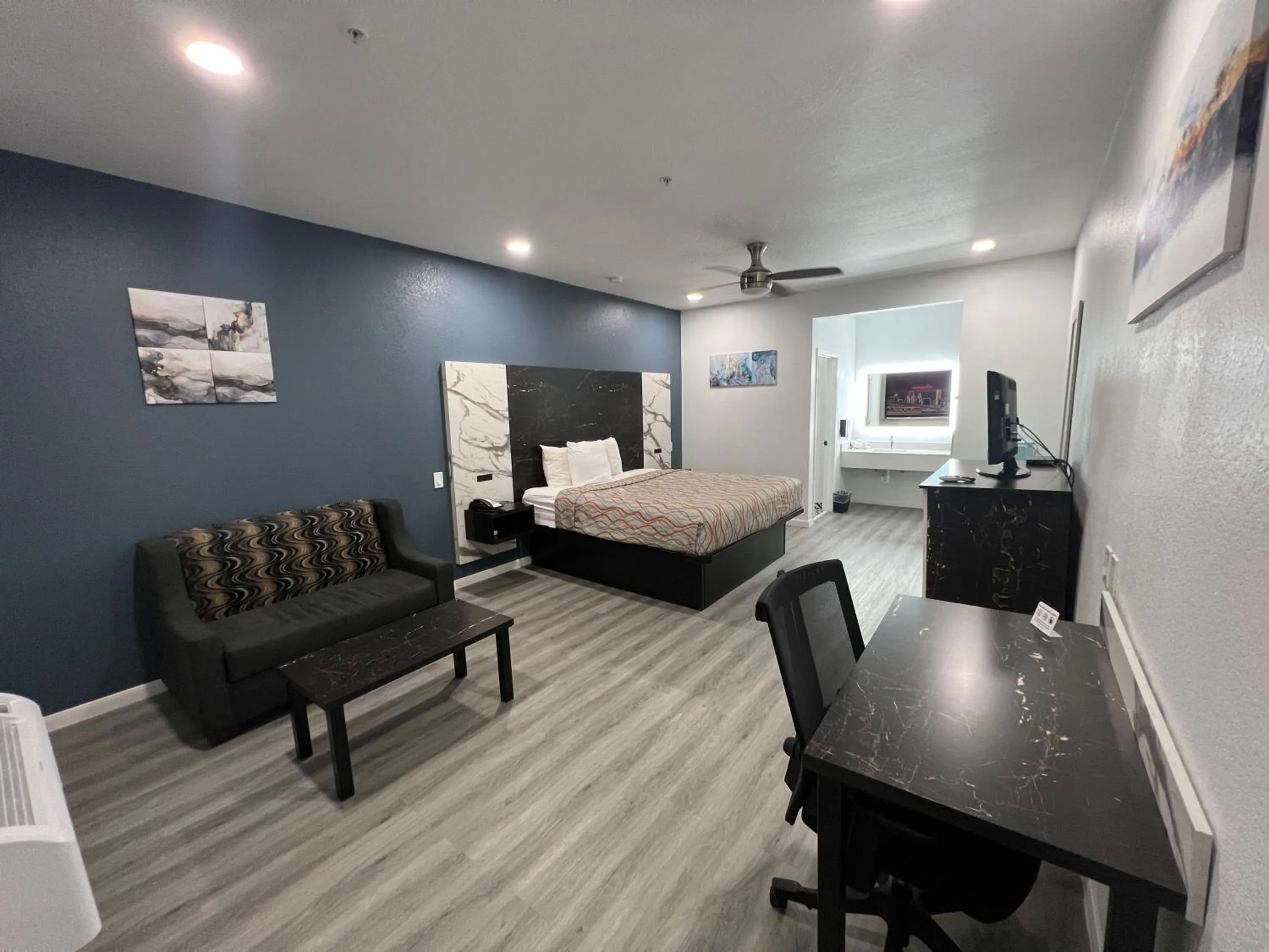 Bedroom, Bed in Grand Villa Inn Galleria