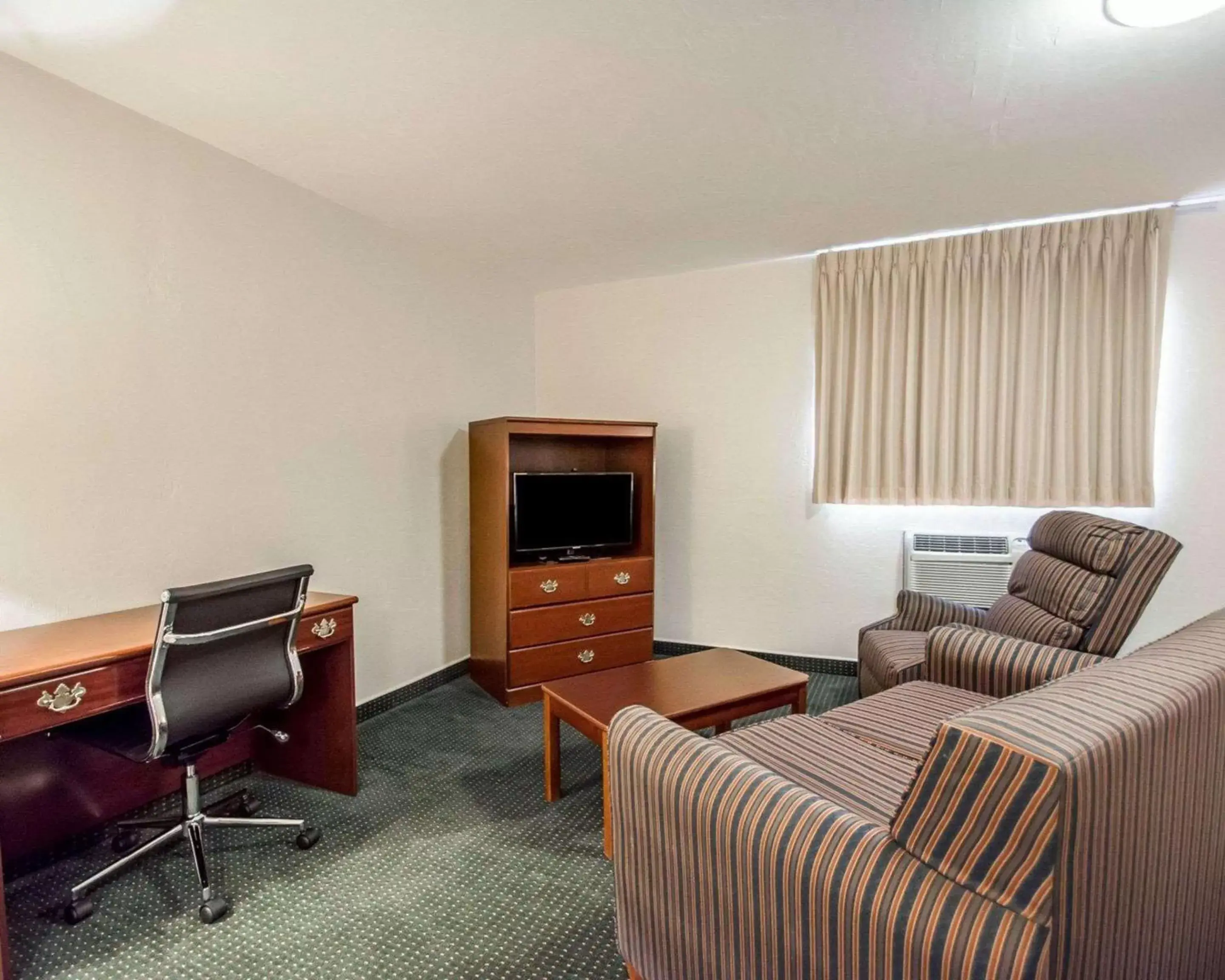 Photo of the whole room, Seating Area in Suburban Studios Melbourne Airport