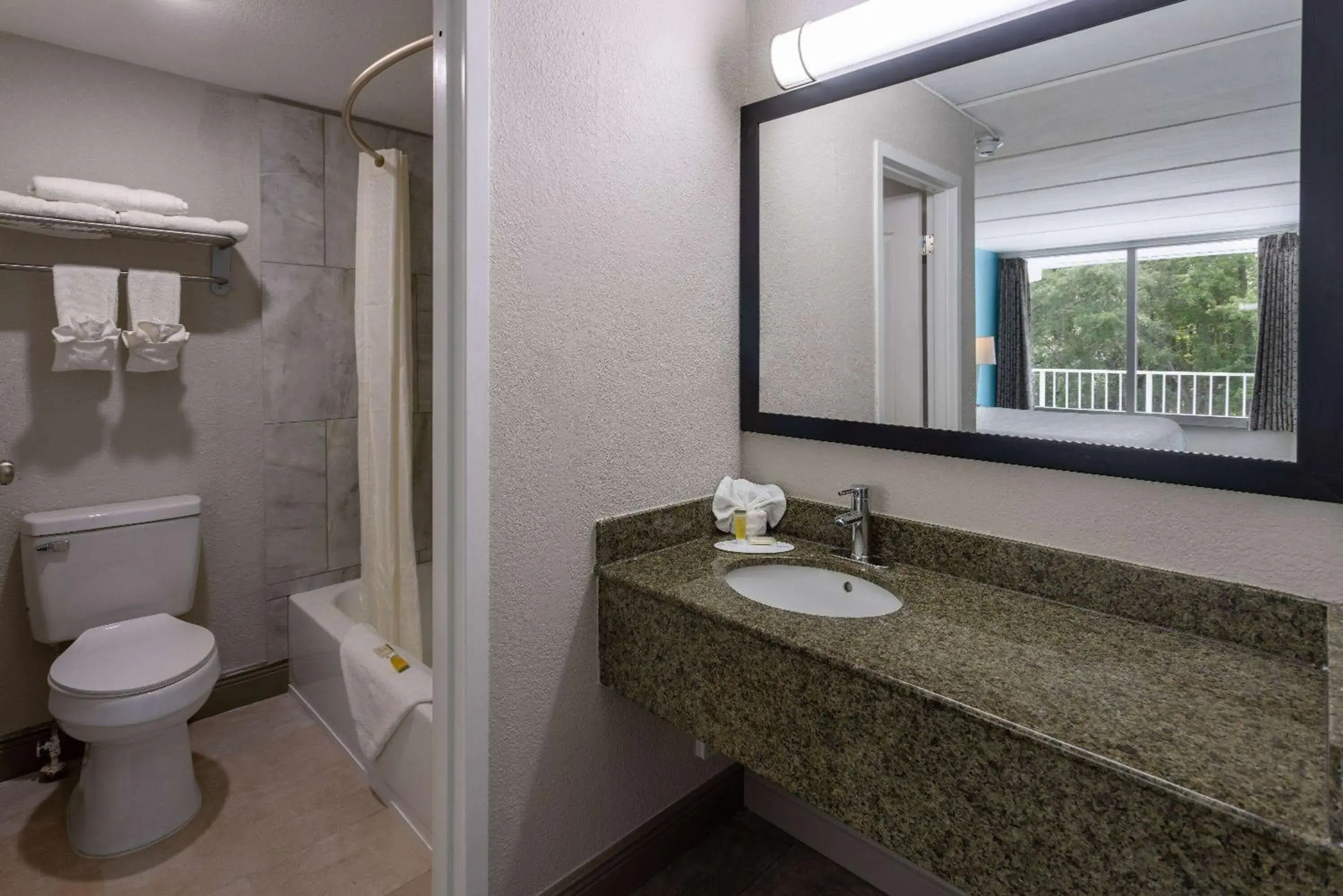 TV and multimedia, Bathroom in Travelodge by Wyndham Kingsland GA