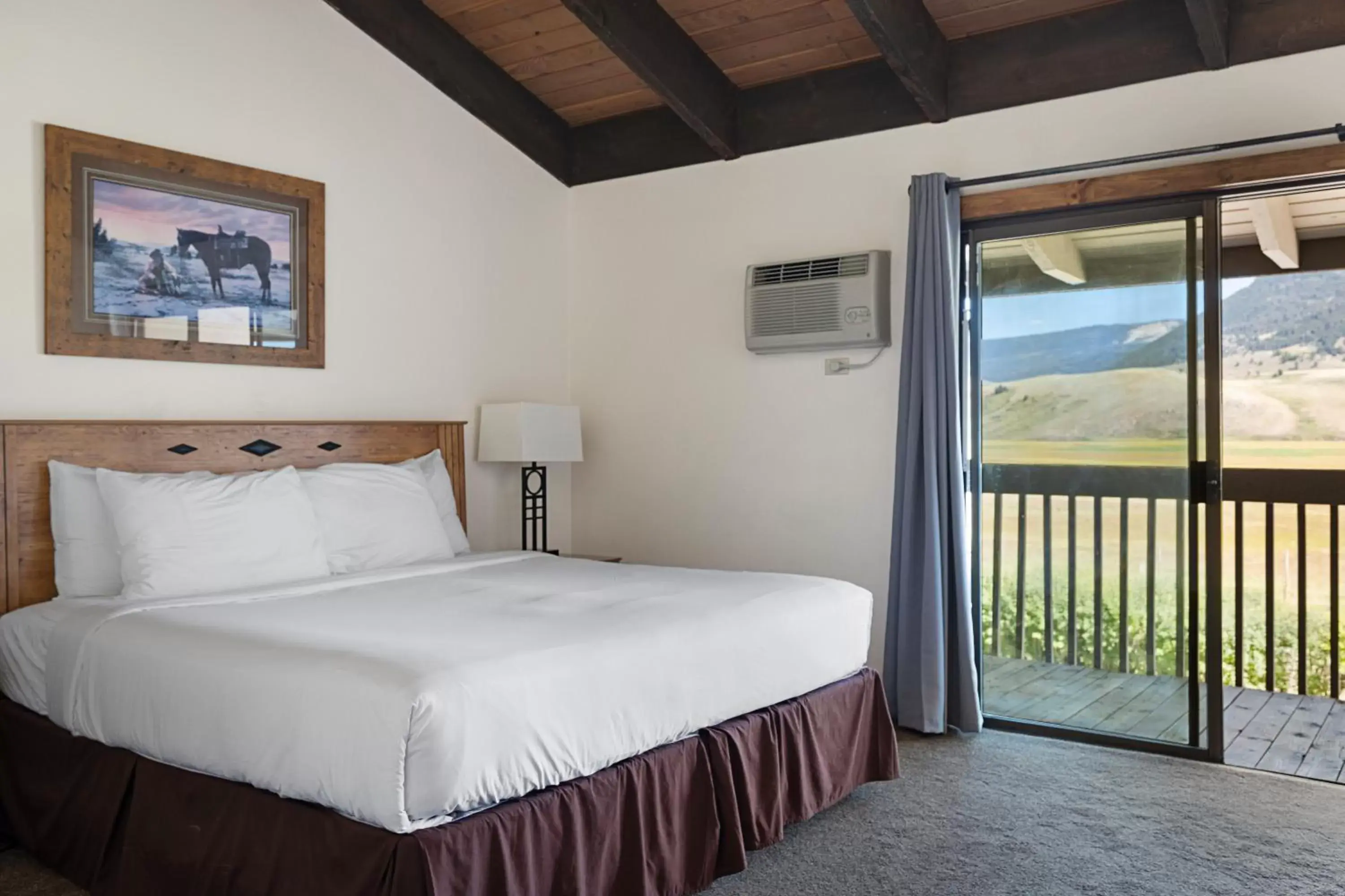 View (from property/room), Bed in Elk Refuge Inn