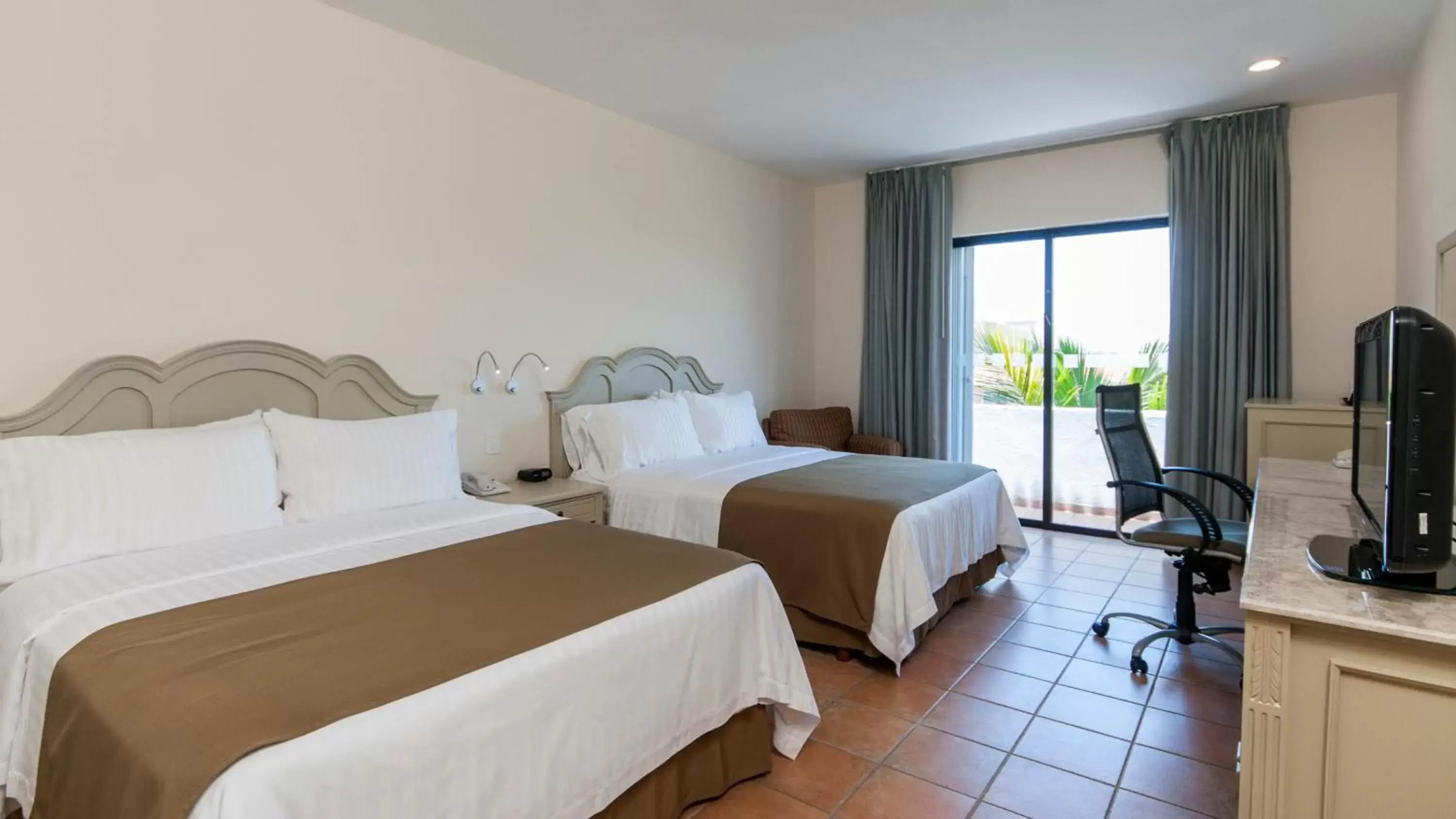 Bed, Room Photo in Holiday Inn Ciudad Del Carmen, an IHG Hotel