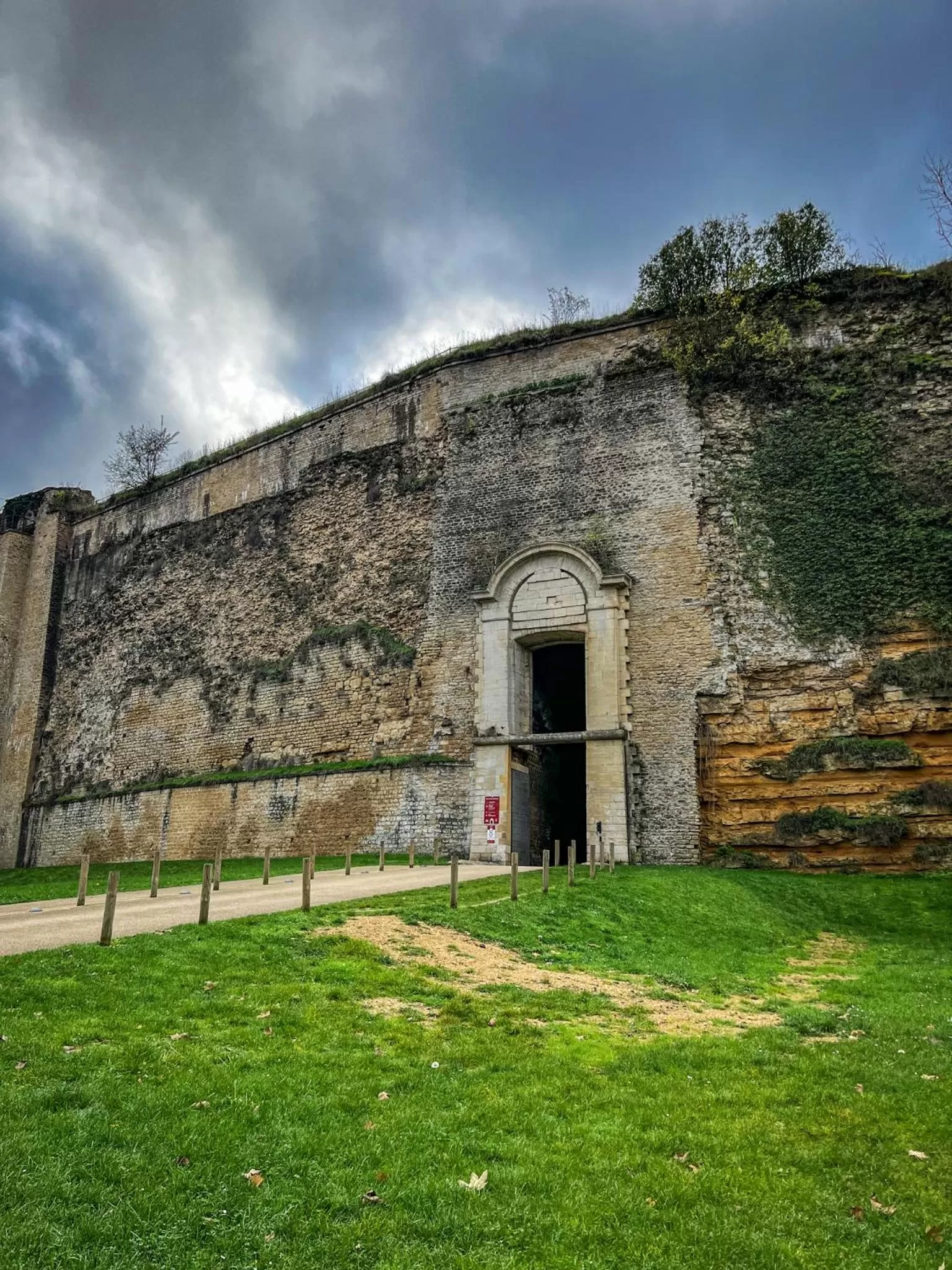Facade/entrance in Hôtel Le Château Fort de Sedan