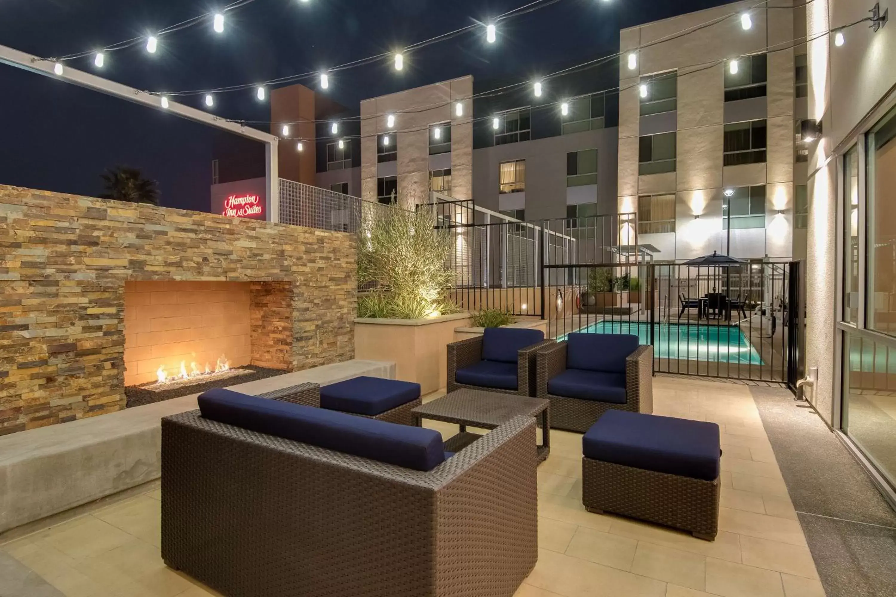 Pool view in Hampton Inn & Suites Los Angeles - Glendale