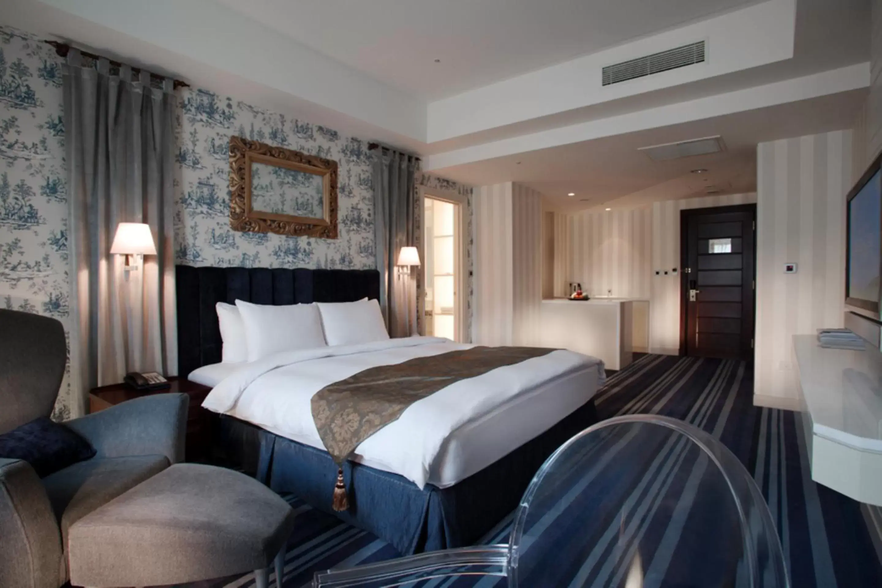 Bed in Grand Victoria Hotel