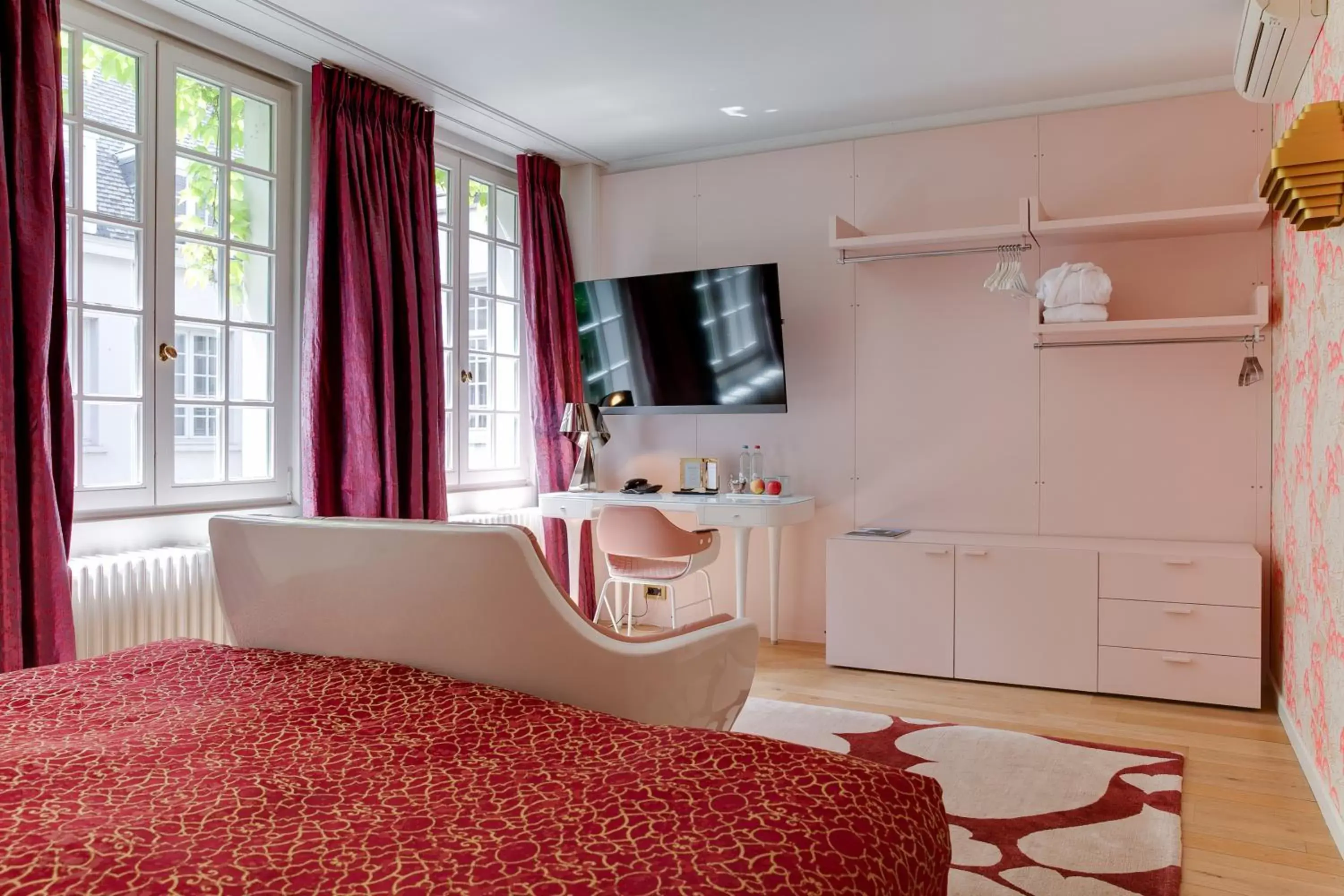 Bed, TV/Entertainment Center in Small Luxury Hotel De Witte Lelie