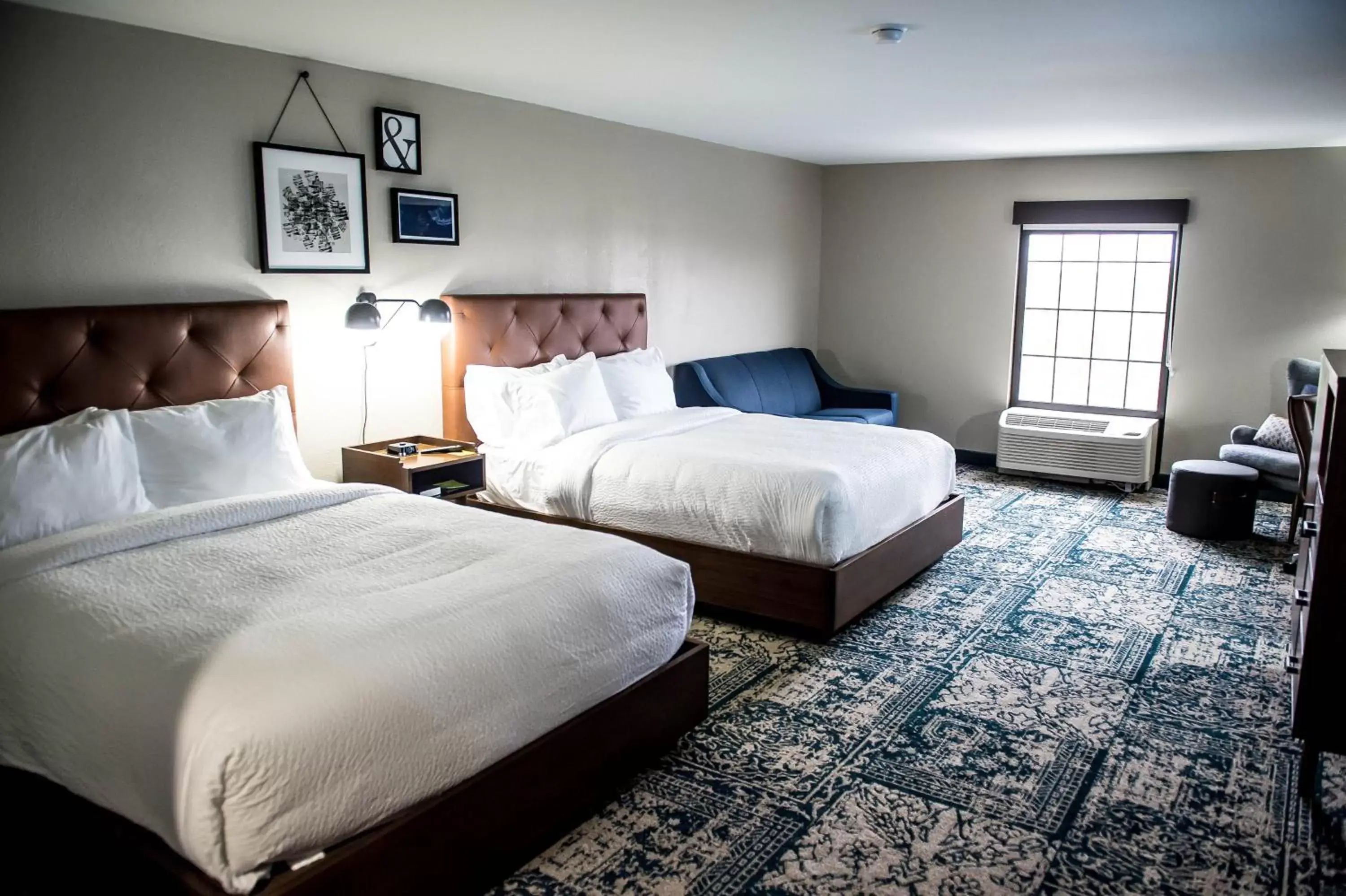 Photo of the whole room, Bed in Four Points by Sheraton Greensboro Airport