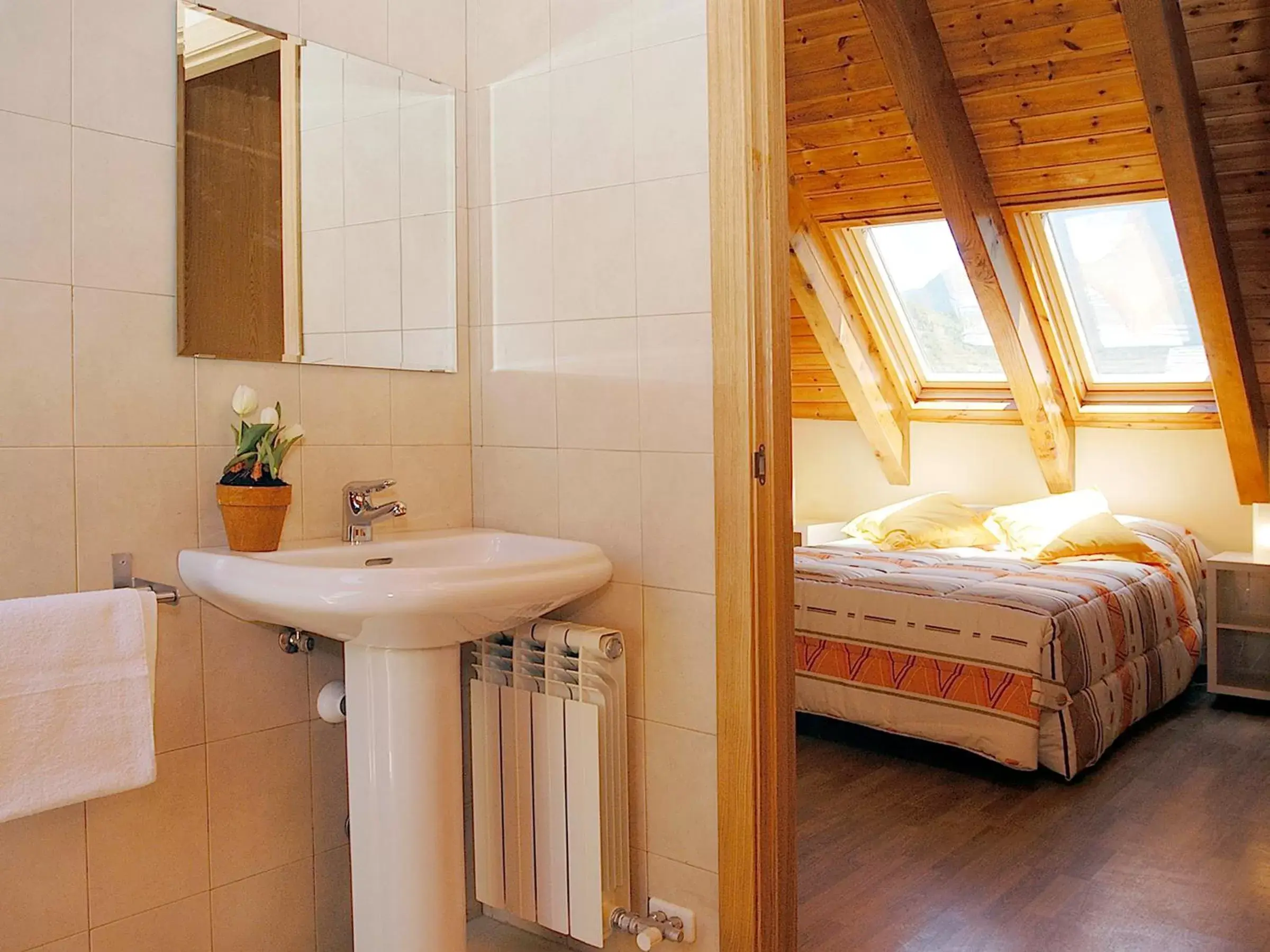 Bed, Bathroom in Aparthotel Nou Vielha