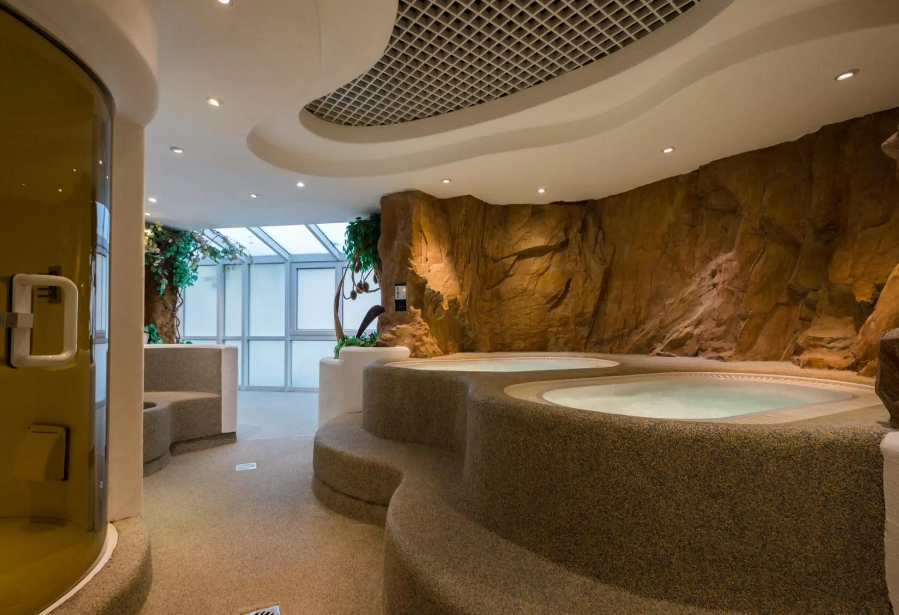Hot Tub, Swimming Pool in Hotel Fortuna