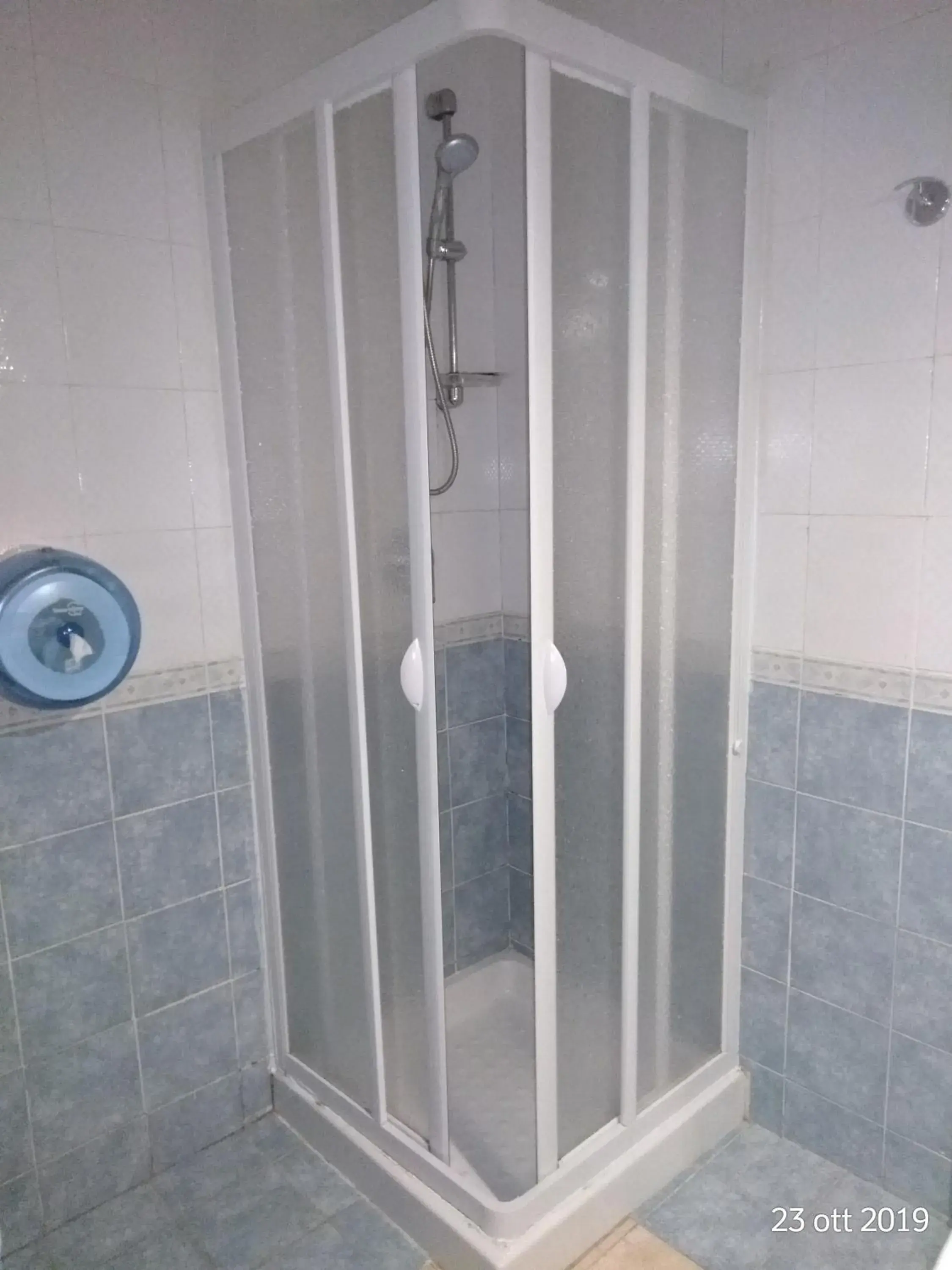 Shower, Bathroom in Hotel Virgilio