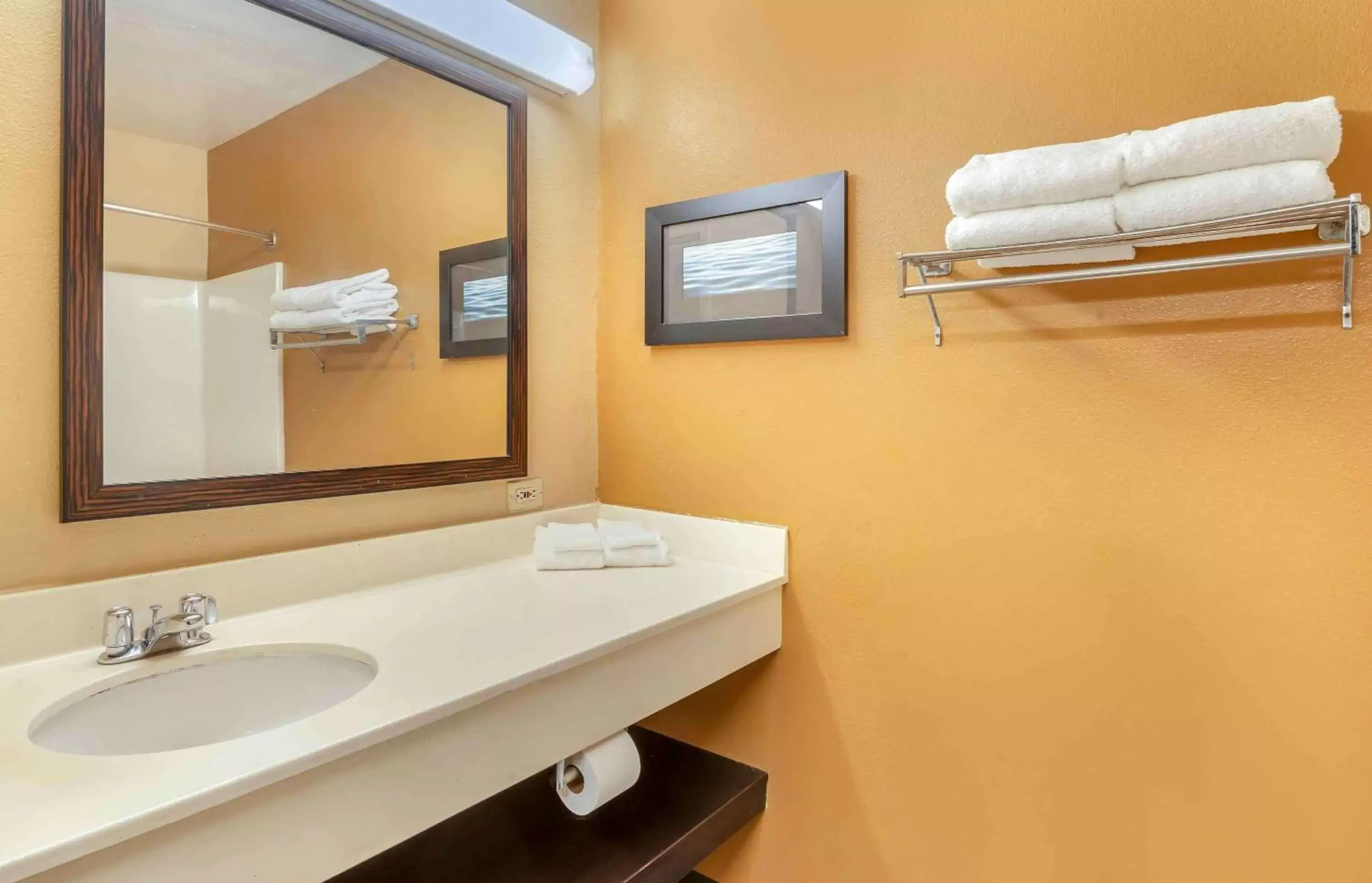 Bathroom in Extended Stay America Suites - Oakland - Emeryville
