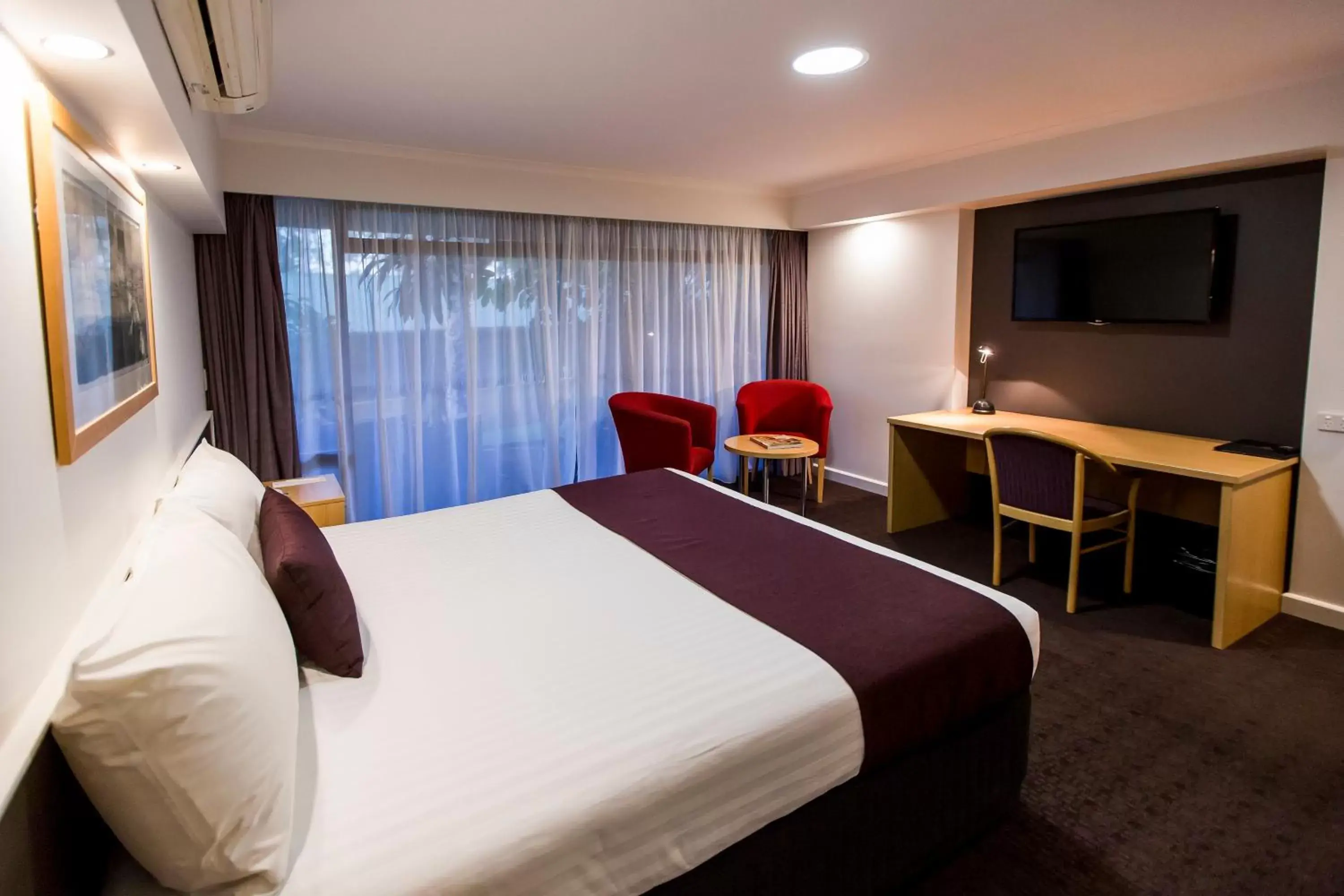 Bed, TV/Entertainment Center in Mercure Alice Springs Resort