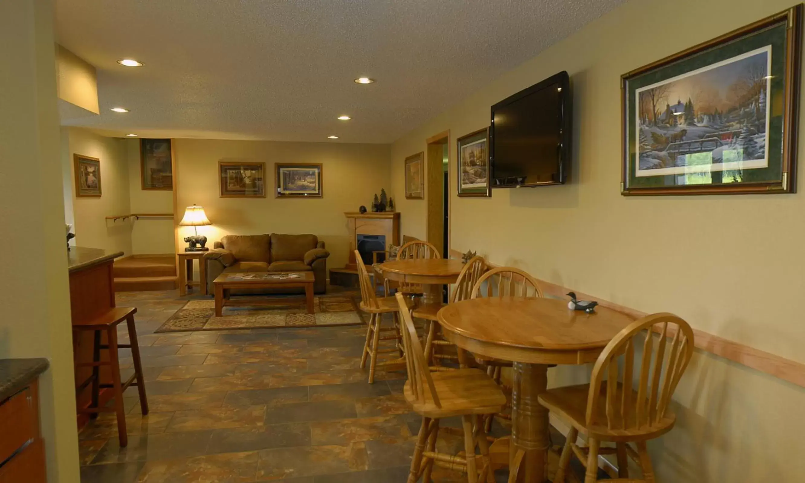 Lounge or bar, Restaurant/Places to Eat in America's Best Value Inn & Suites International Falls