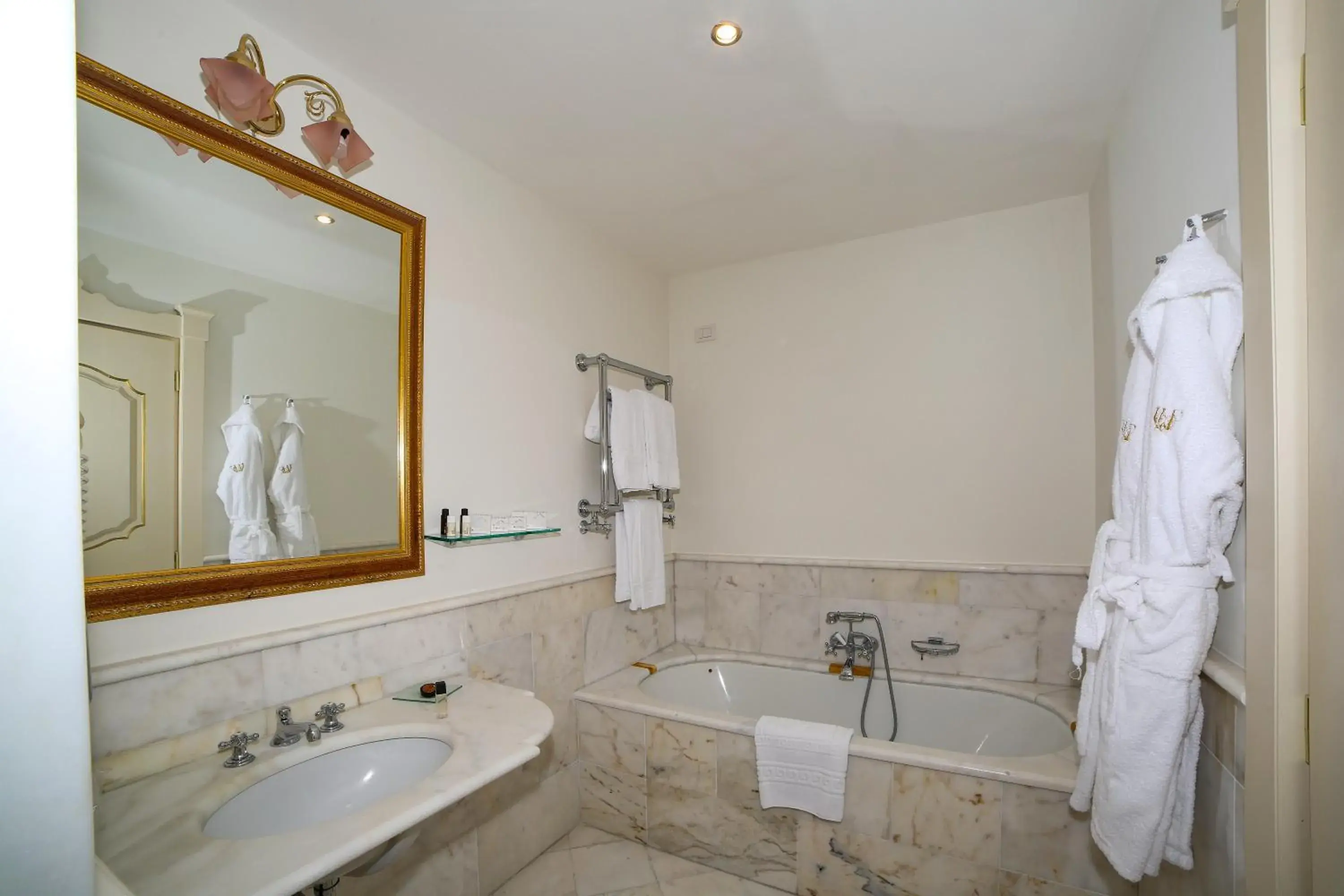 Shower, Bathroom in Hotel Villa Fraulo