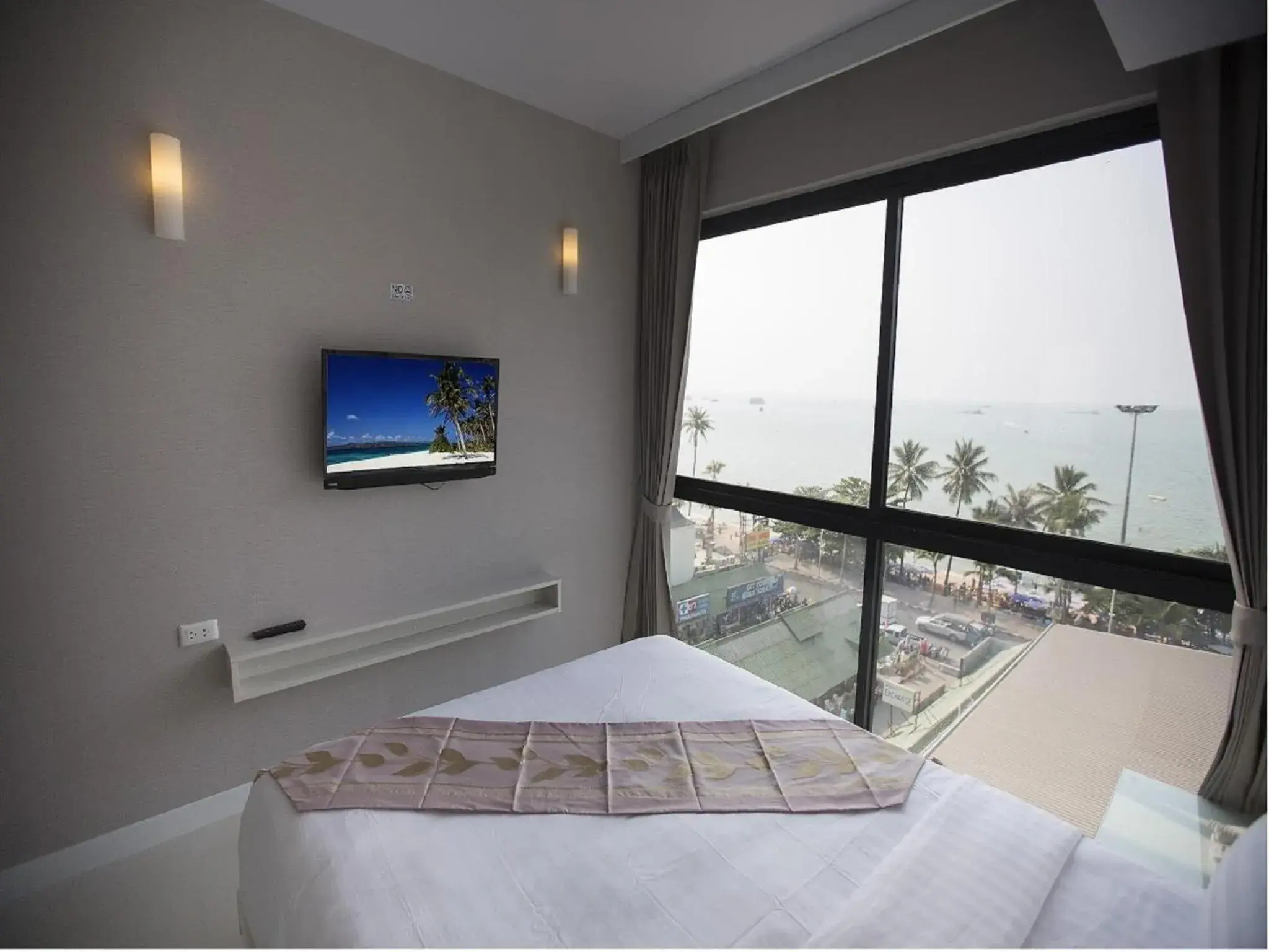 Photo of the whole room, TV/Entertainment Center in Serenotel Pattaya