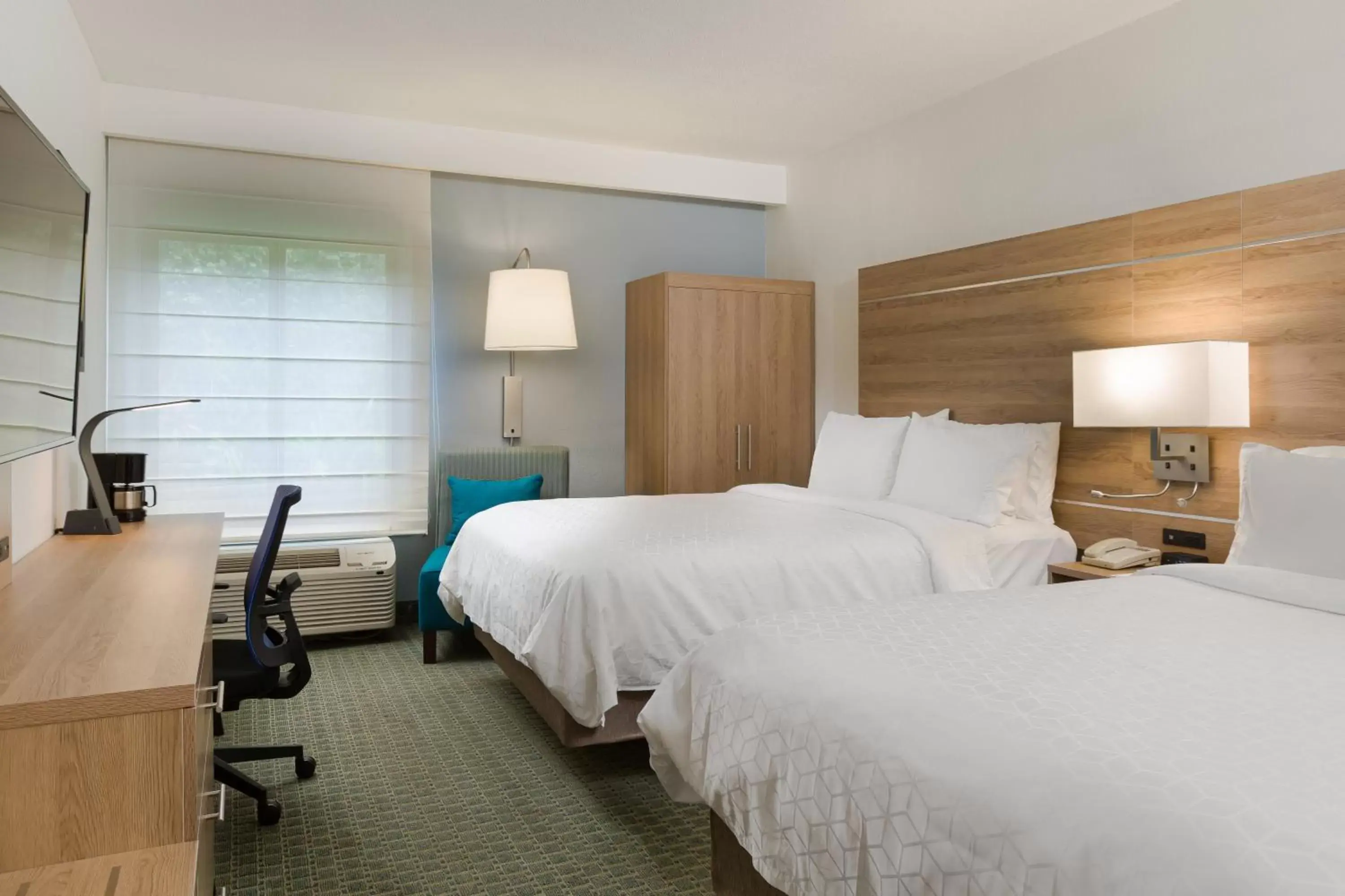 Photo of the whole room, Bed in Holiday Inn Express San Jose Airport, an IHG Hotel