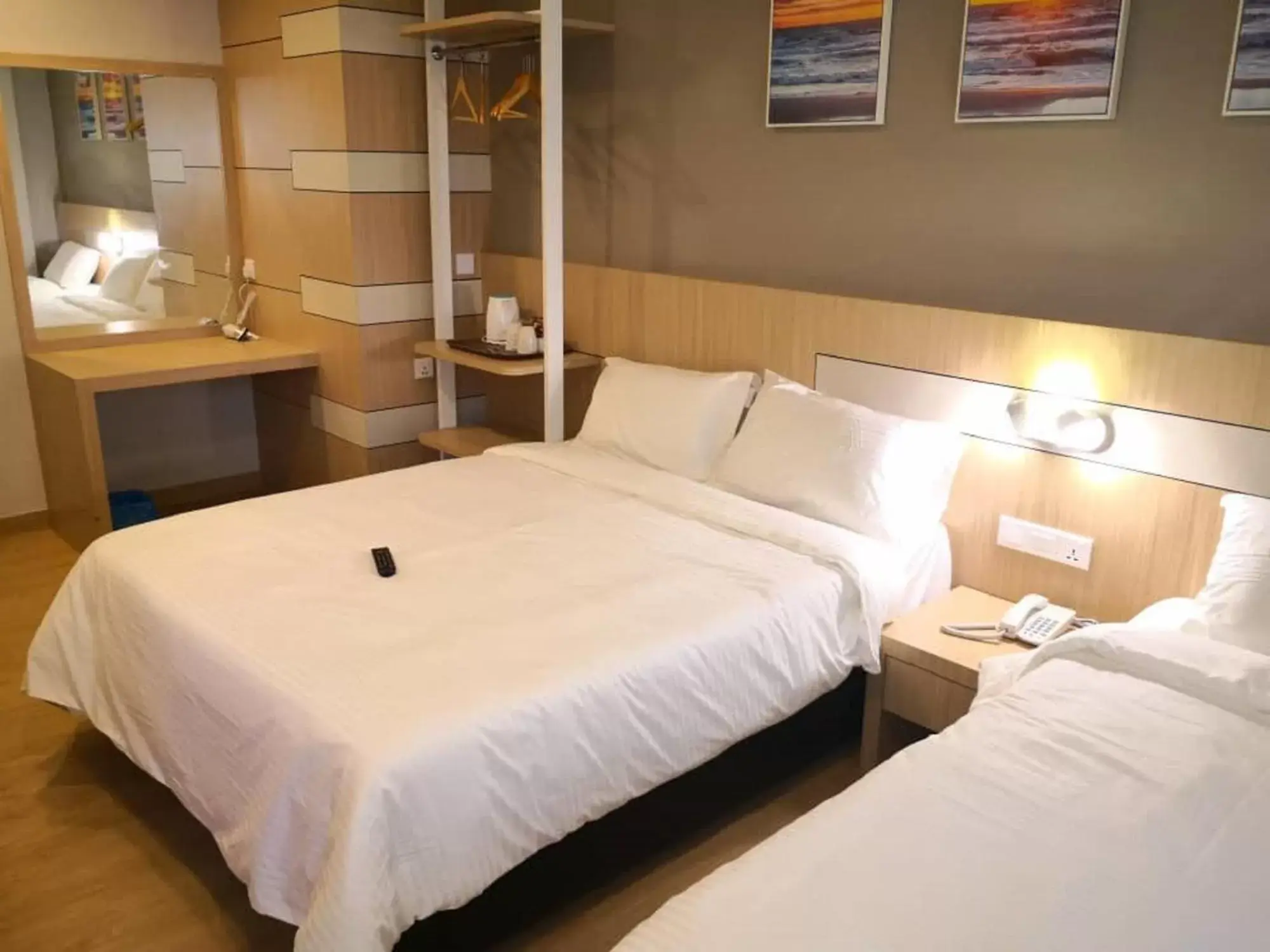 Bedroom, Bed in Walk In Hotel Bedroom, Bed in Walk In Hotel