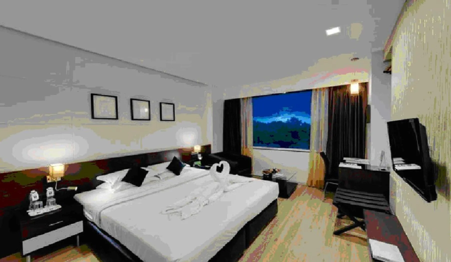 Photo of the whole room, Bed in Comfort Inn Sunset