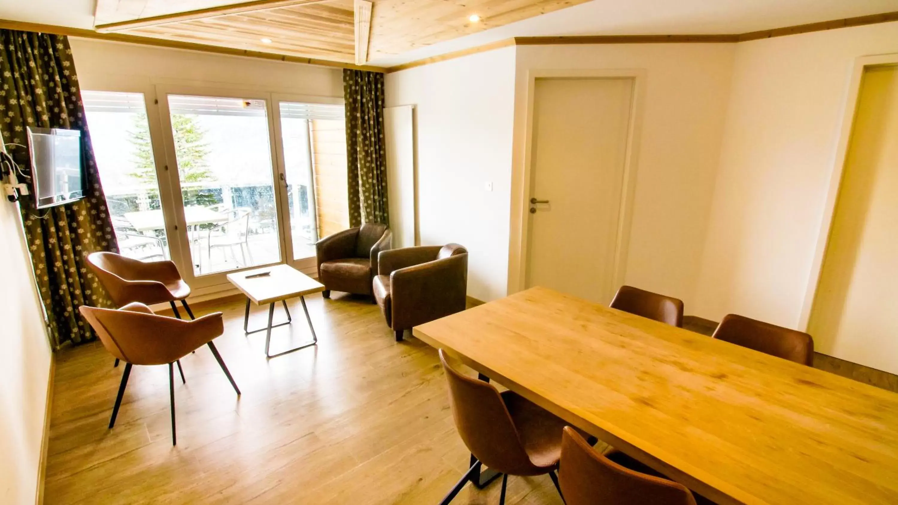 Living room, Dining Area in Hotel Central Résidence