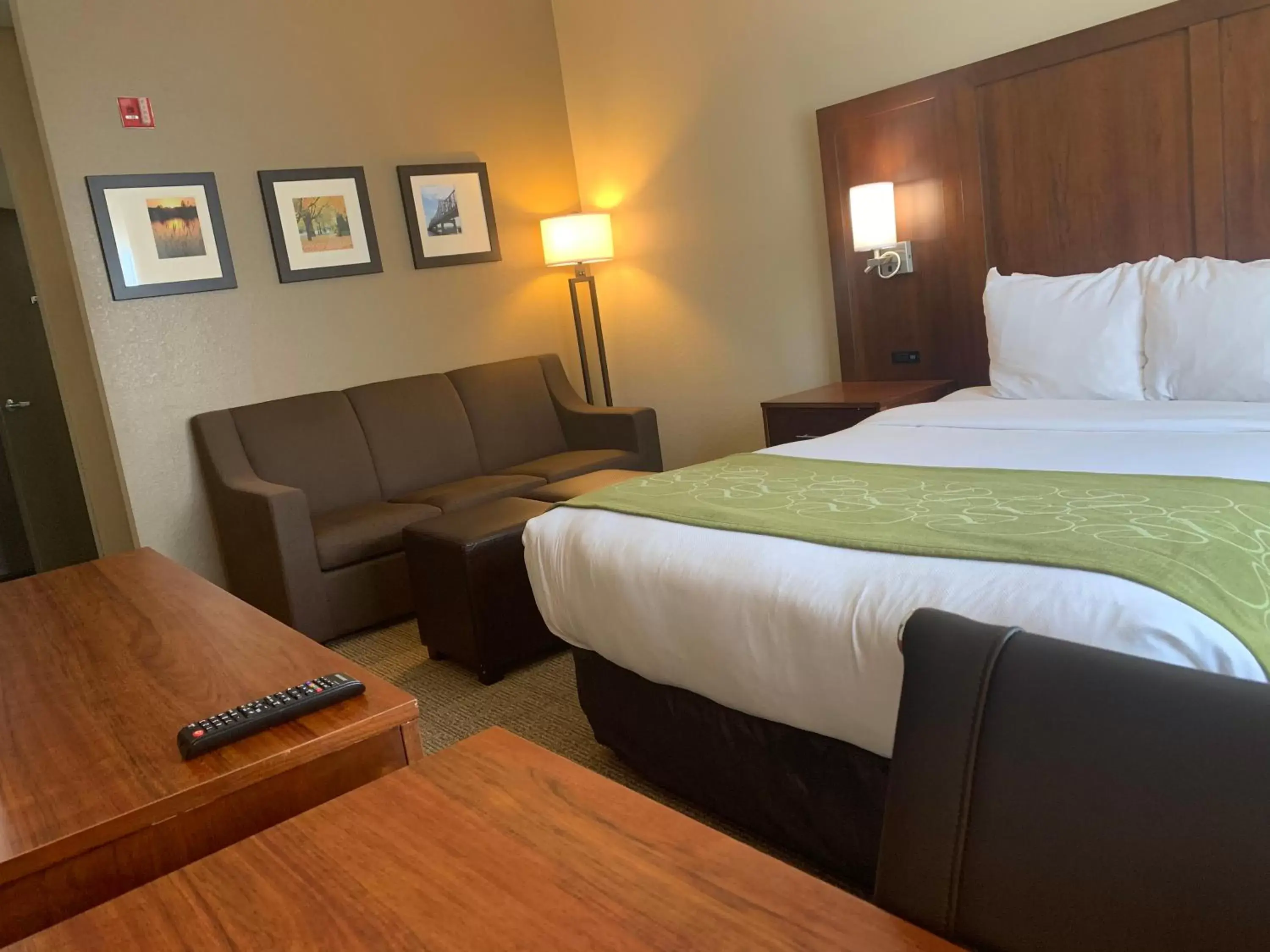 Bed in Comfort Suites Peoria I-74