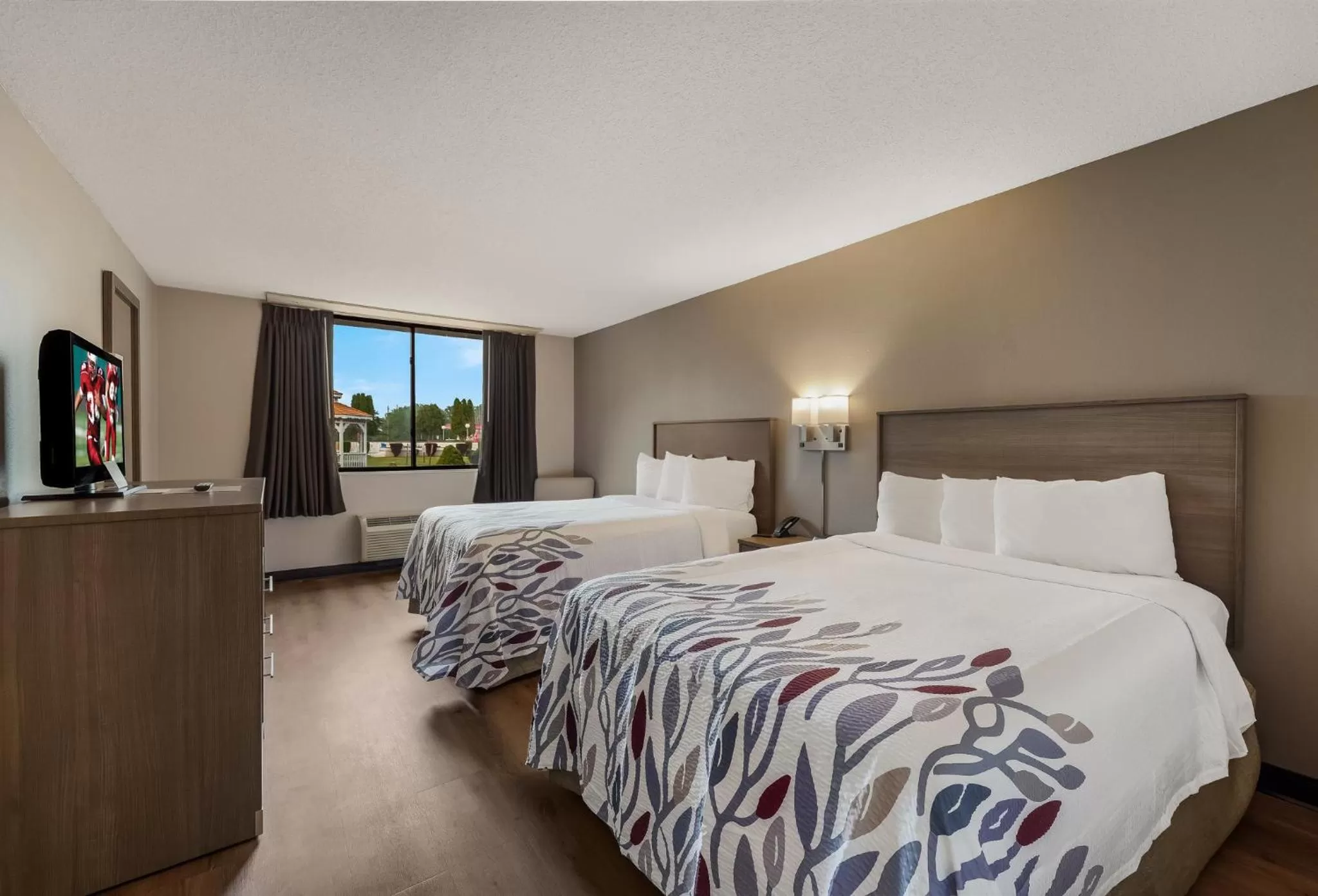 Photo of the whole room, Bed in Red Roof Inn Painted Post