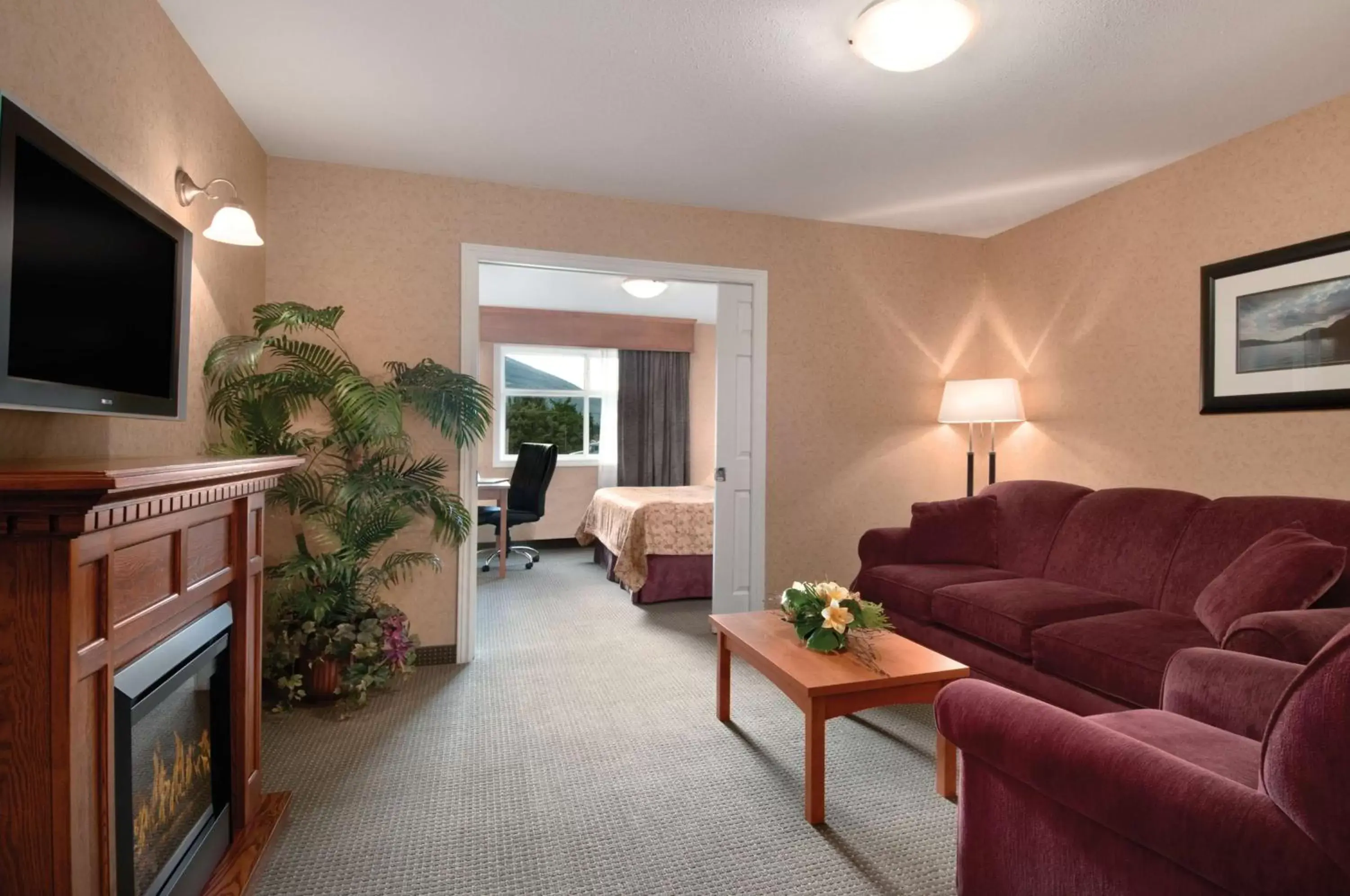 Photo of the whole room, Seating Area in Best Western Sicamous Inn