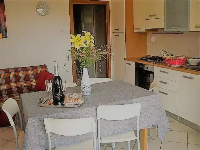 Kitchen or kitchenette, Dining Area in Villaggio dei Fiori Apart- Hotel 3 Stars - Family Resort