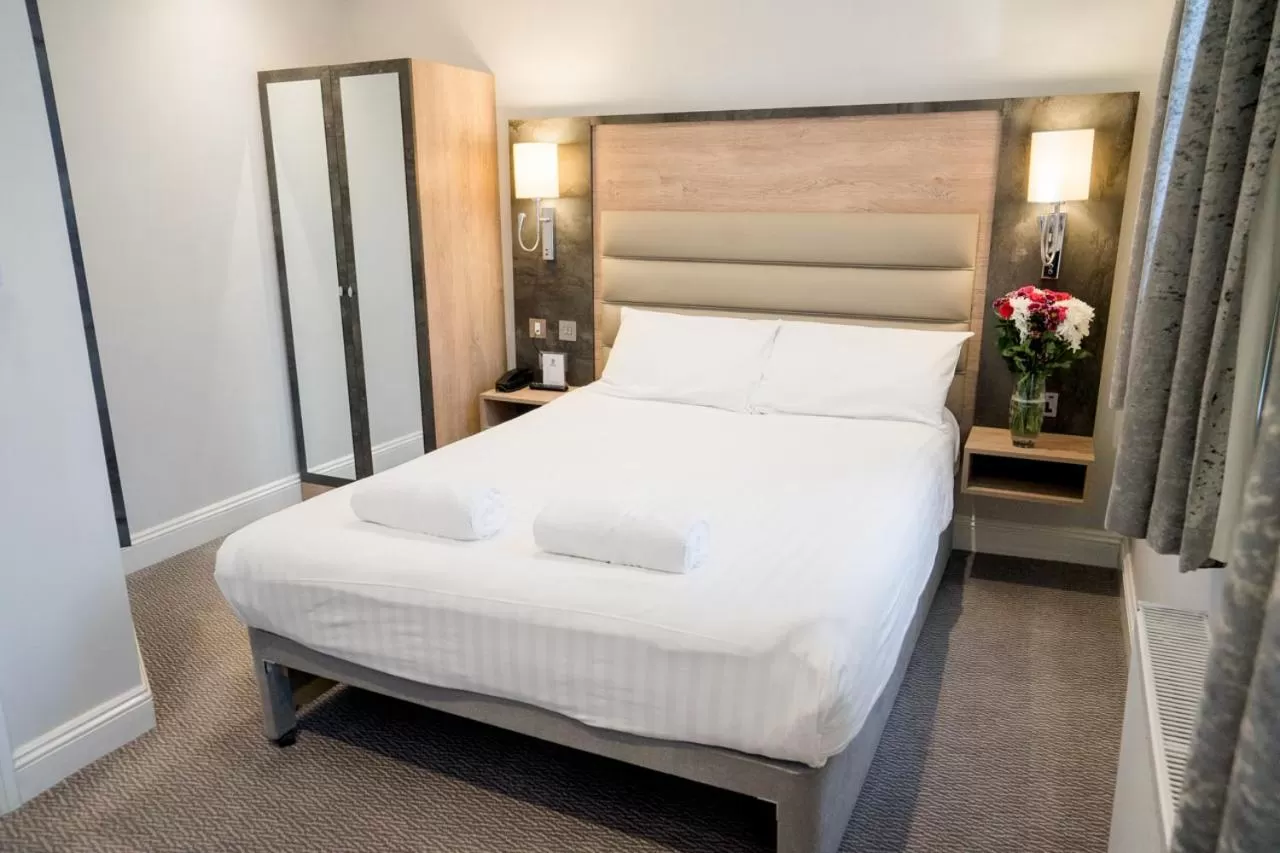 Bedroom, Bed in Best Western Buckingham Palace Rd
