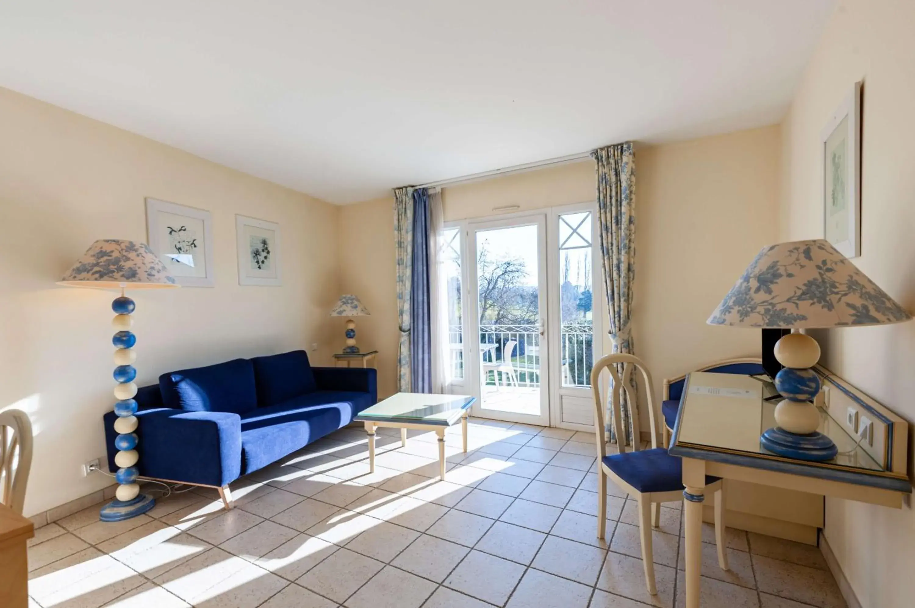 Living room, Seating Area in Residhotel Golf Grand Avignon