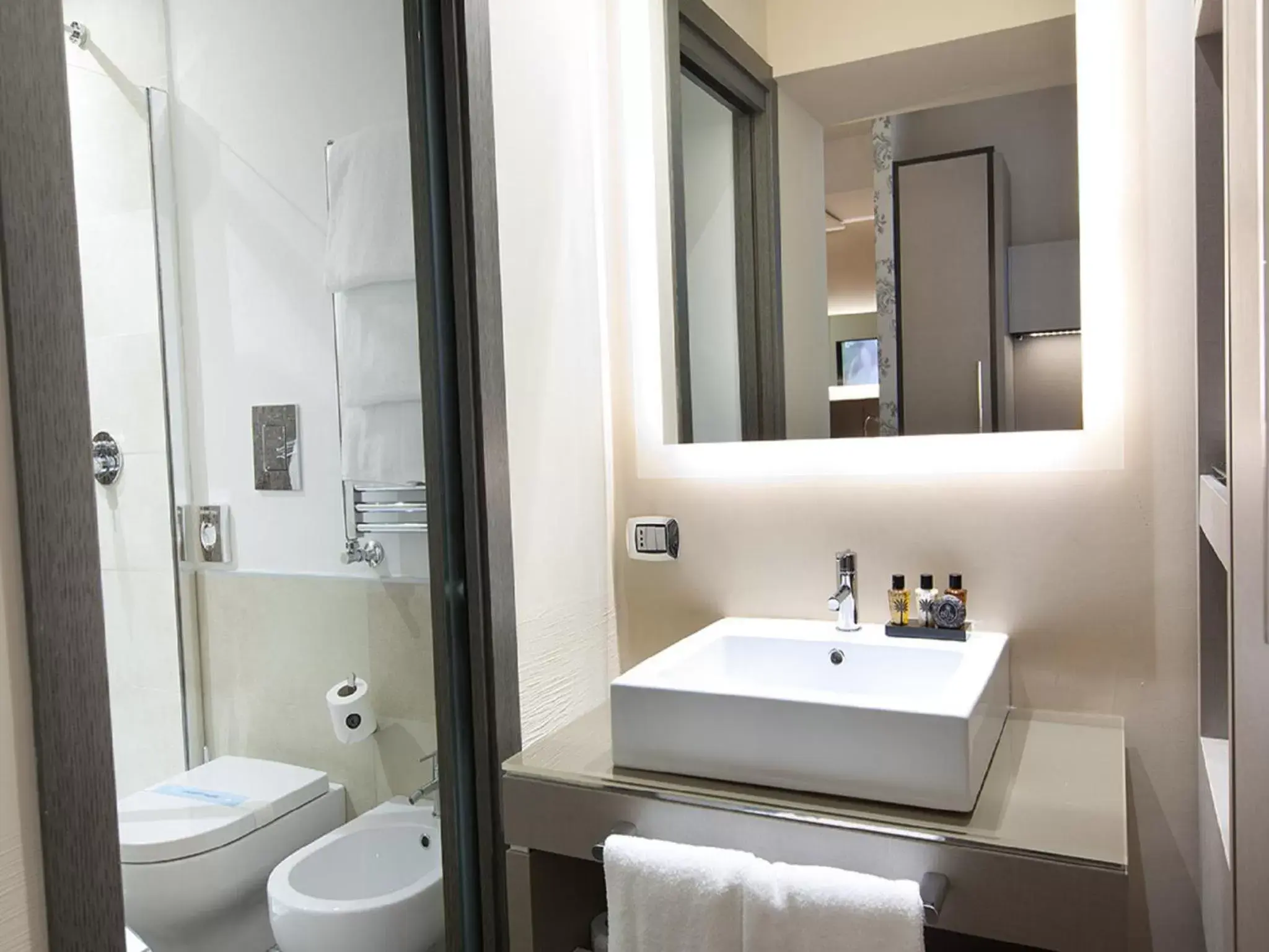Shower, Bathroom in Quirinale Luxury Rooms