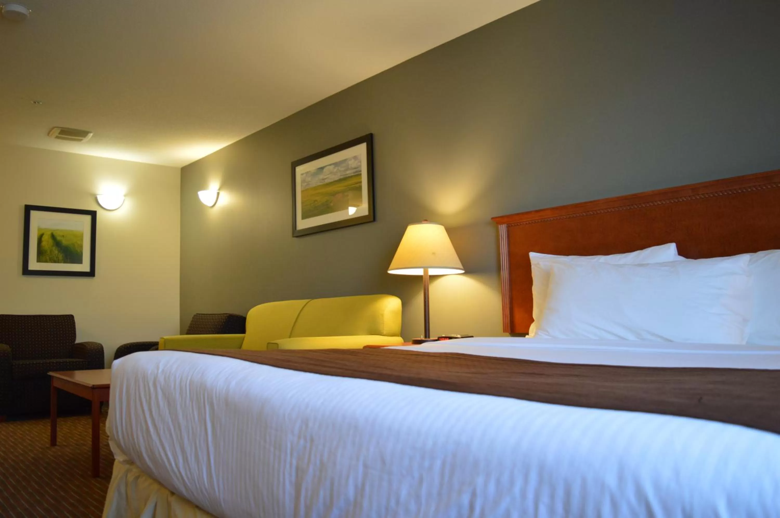 Living room, Bed in Super 8 by Wyndham Grande Prairie