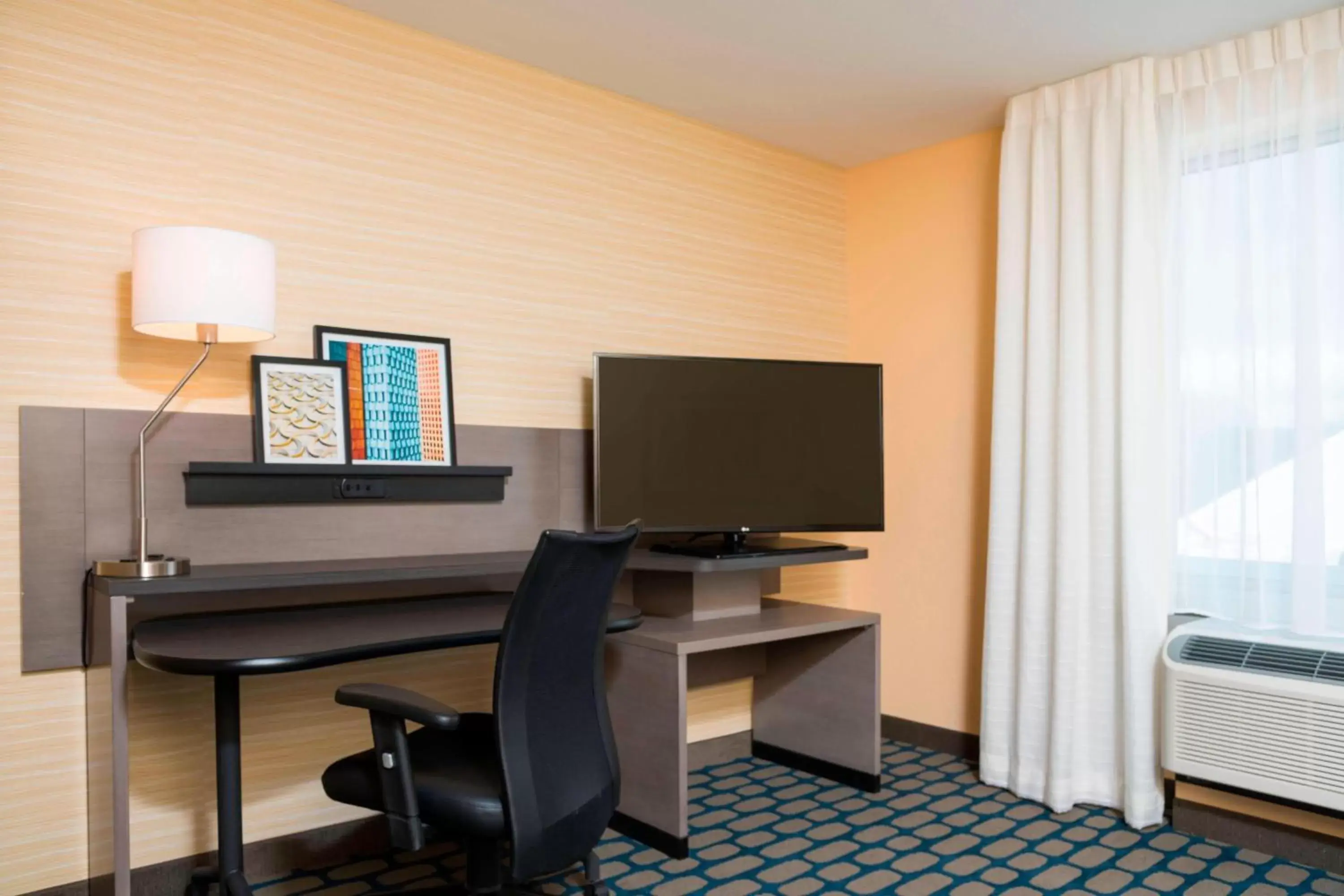 Photo of the whole room, TV/Entertainment Center in Fairfield Inn & Suites by Marriott Medina